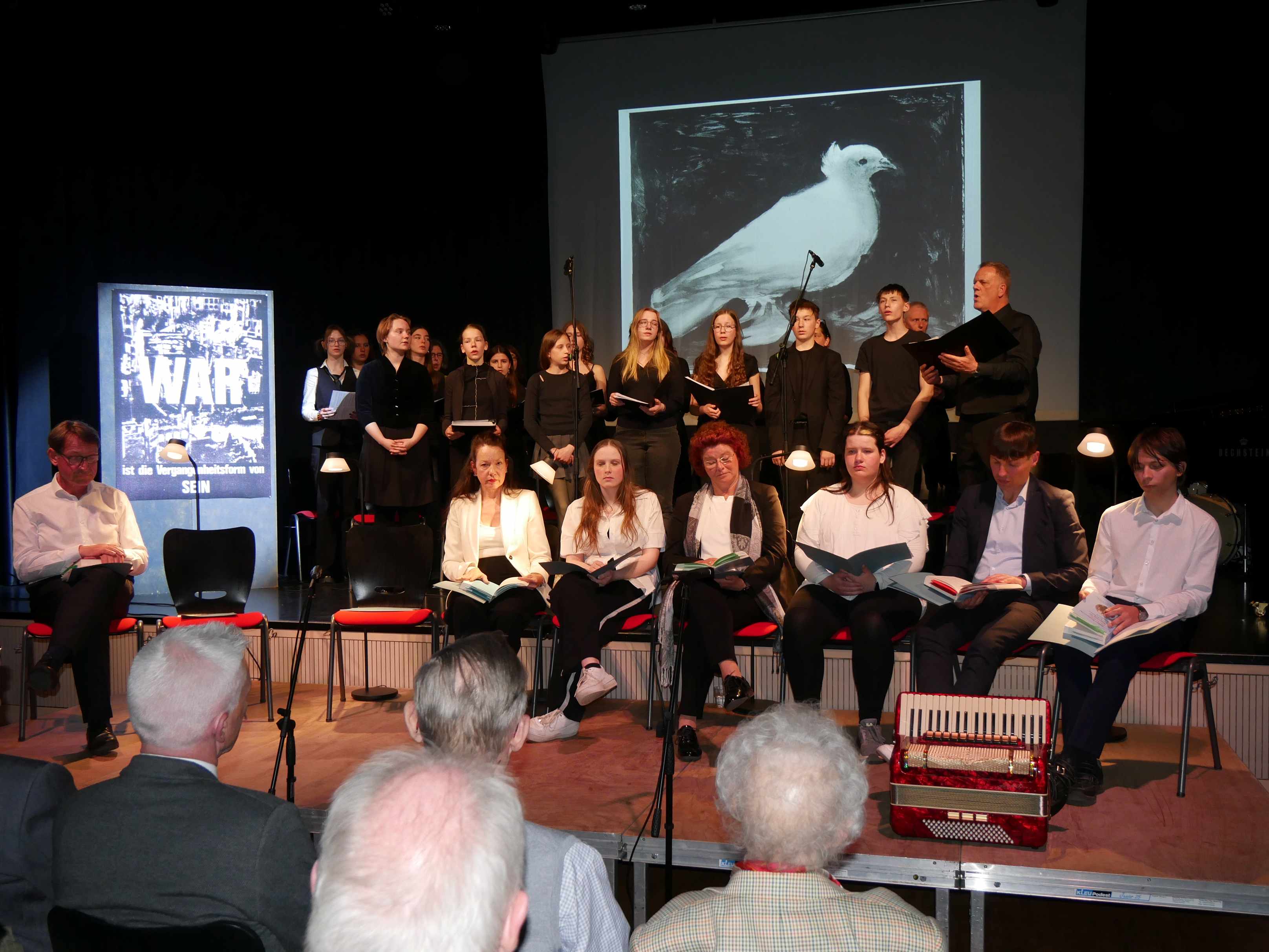 Pädagog:innen, Schüler:innen und der Eltern-Schüler-Chor "Modern Pop Choir" des Carl-Bechstein-Gymnasiums lud nach der Kranzniederlegung zur Veranstaltung "Lesung mit Musik" ein