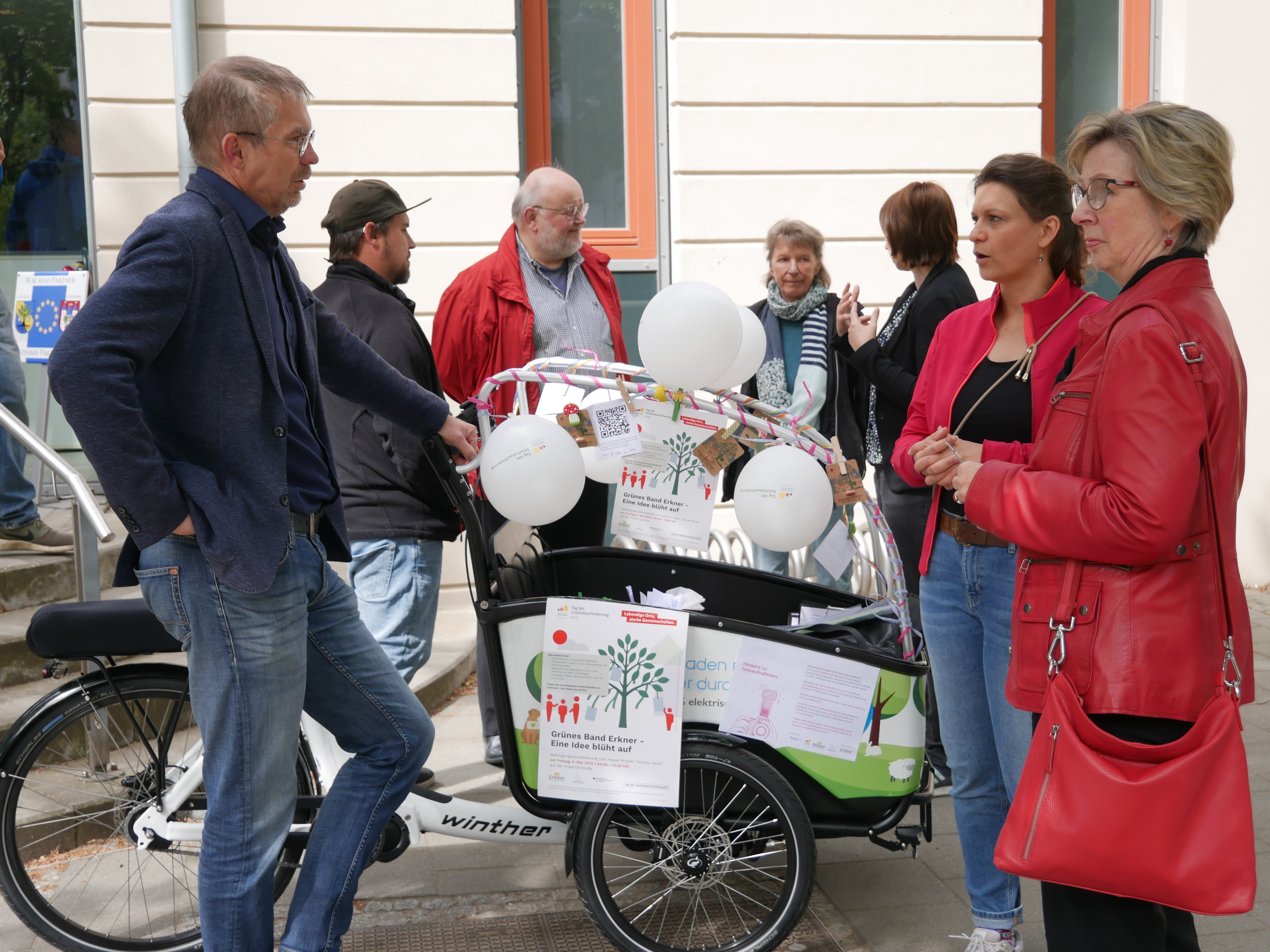 Mitarbeitende der Stadtverwaltung Erkner und der der S.T.E.R.N. GmbH fragten entlang der Friedrichstraße nach den Wünschen, Vorstellungen und Ideen für ein "Grünes Band"