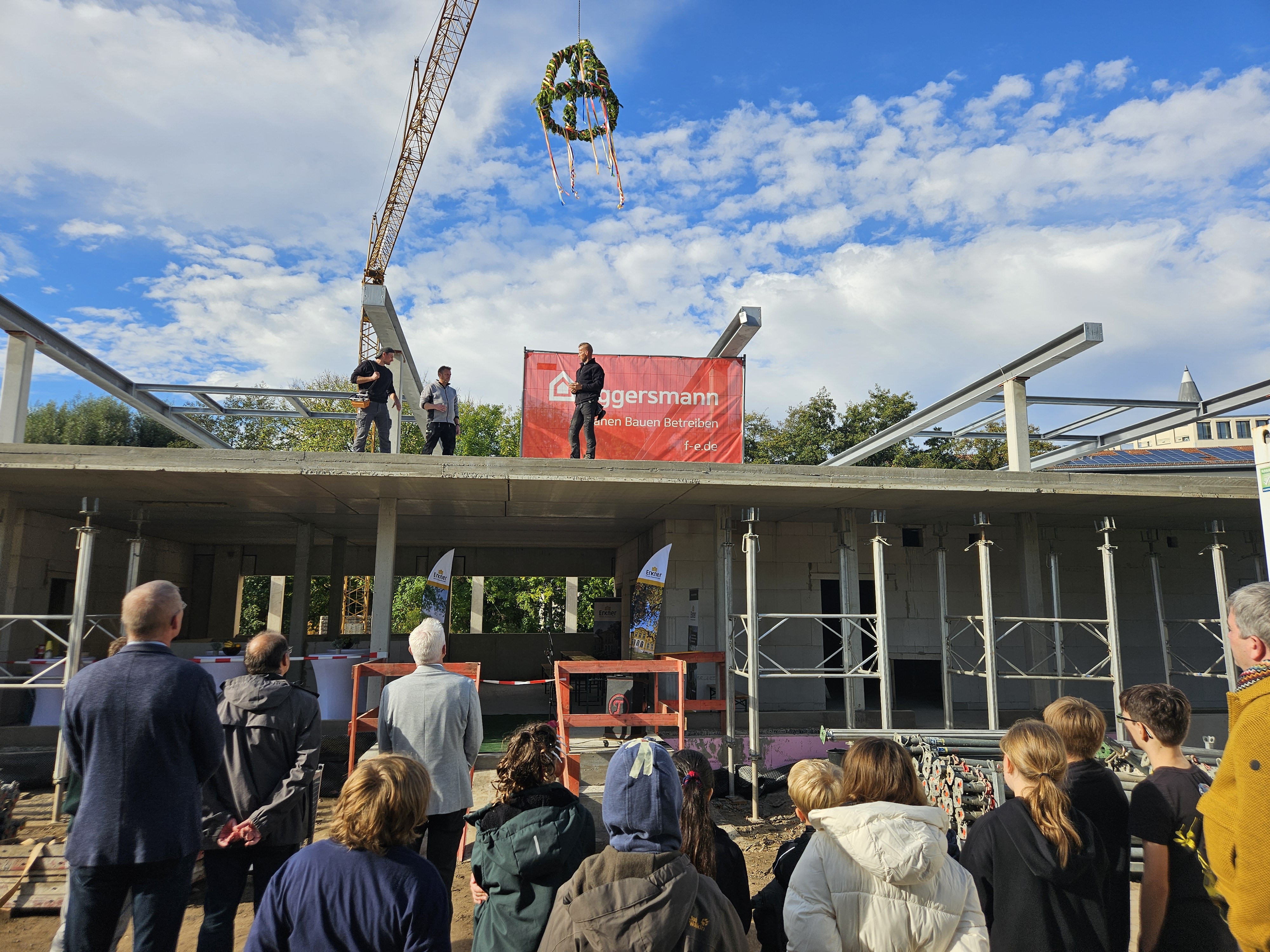 Auf dem Dach der Dreifeldsporthalle hielt Zimmerer Benjamin Draak unter dem Richtkranz den traditionellen Richtspruch Richtfest Dreifeldsporthalle