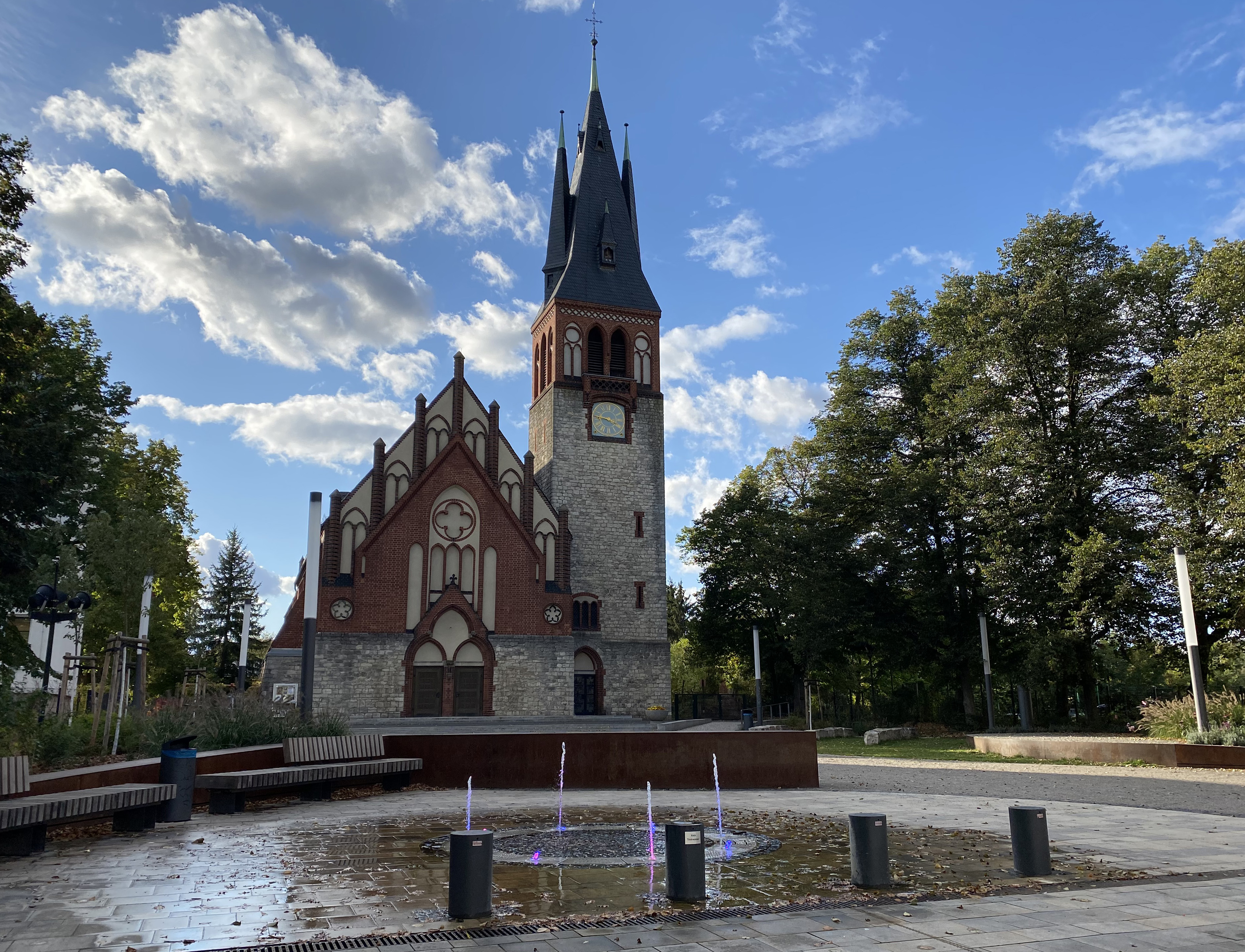 Evangelische Genezareth-Kirche mit Springbrunnen