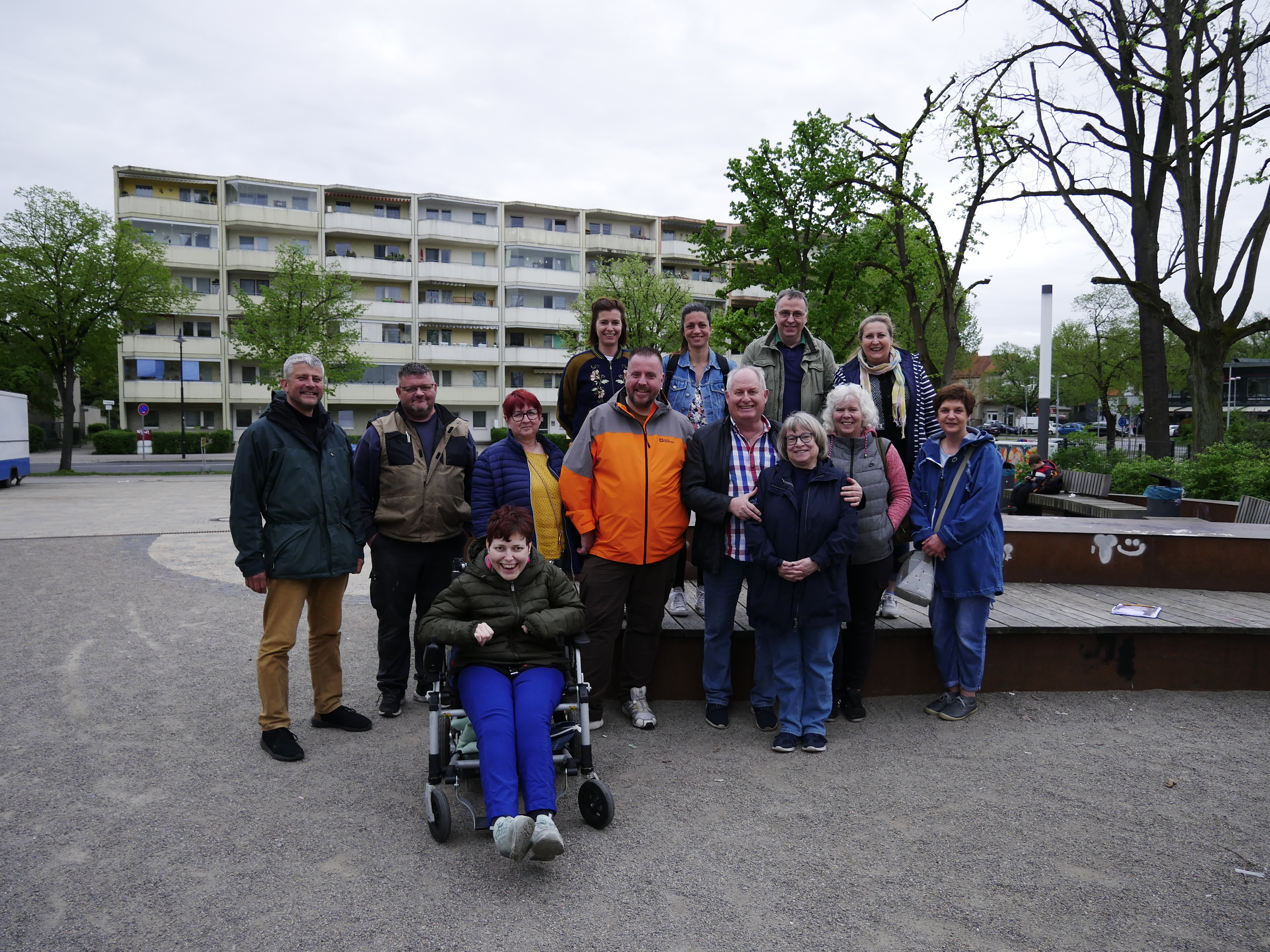 Die letzte Besprechung des Organisationsteams, welches die Veranstaltung in Erkner vorbereitet, endete mit einem Gruppenfoto auf dem Kirchvorplatz.