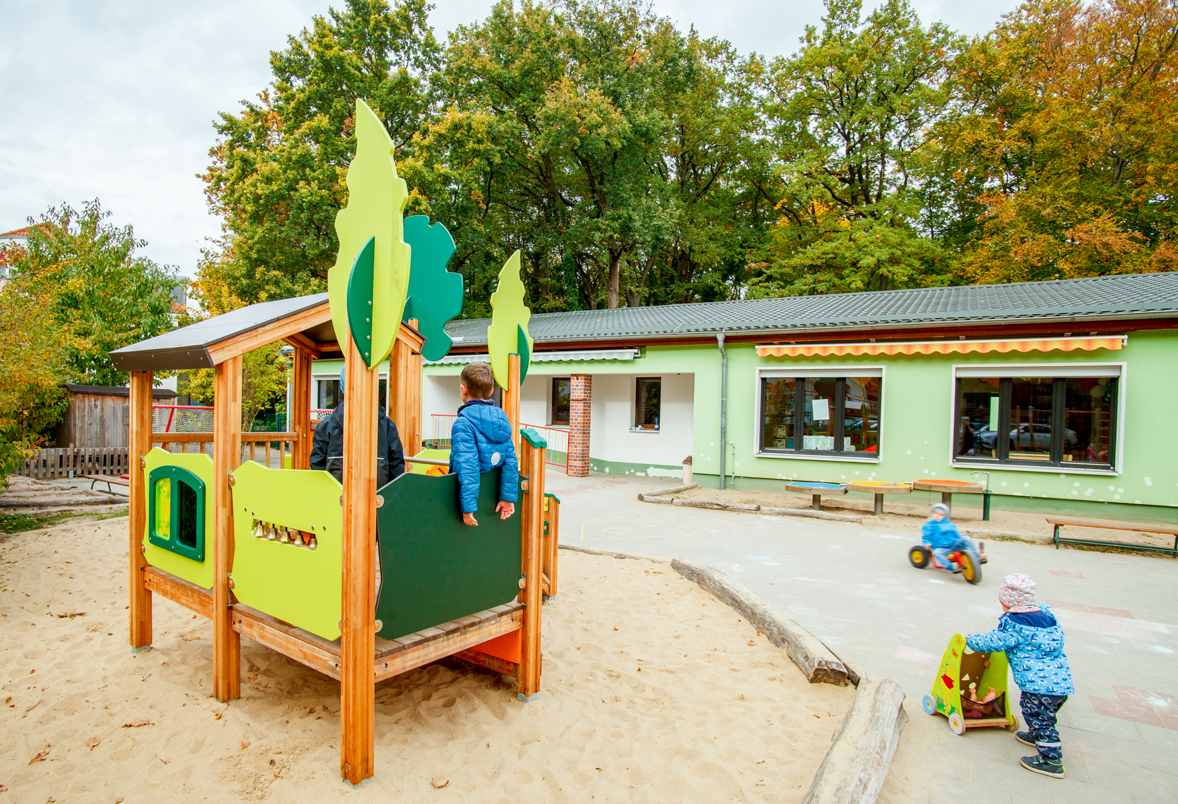 Kinder auf Spielhaus