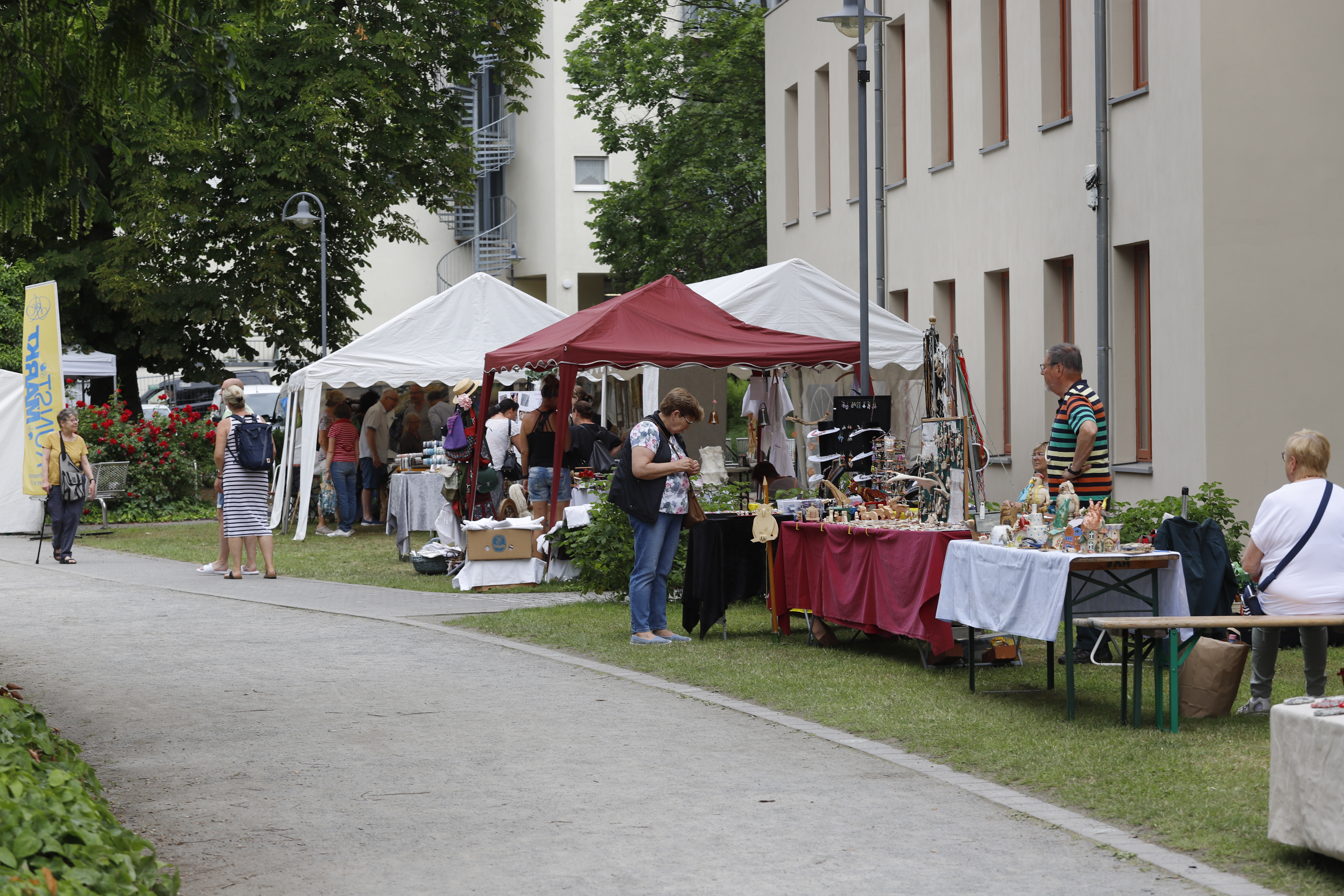 Marktstände hinter dem Rathaus