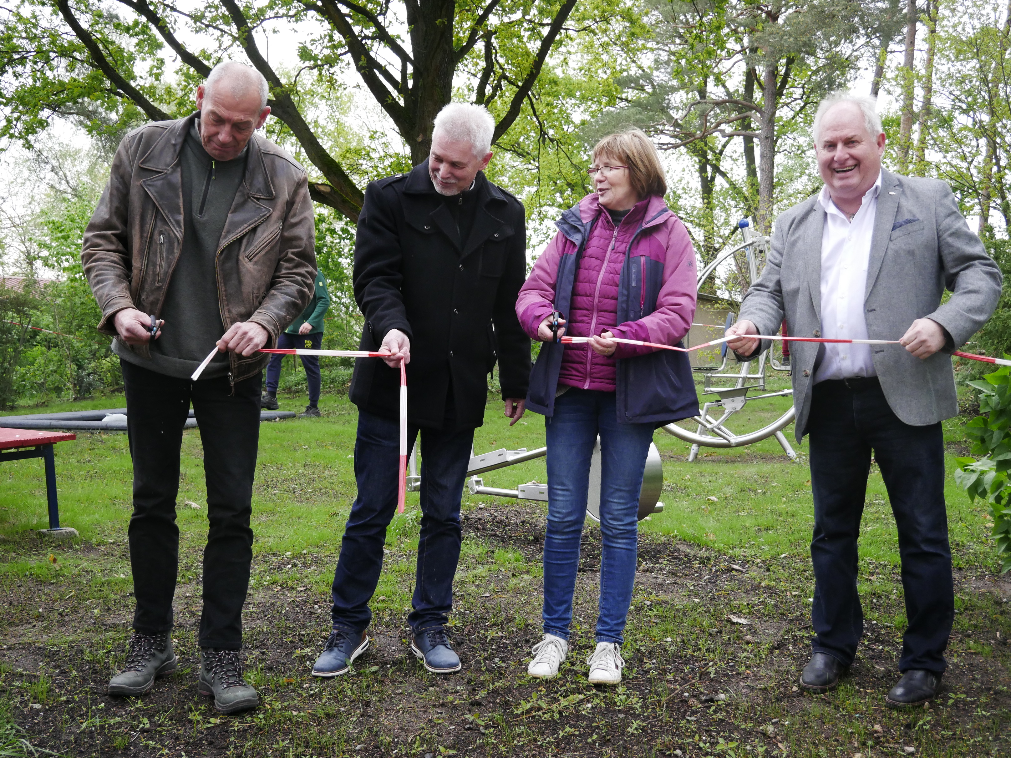 Durchgeschnitten wurde das Band zur Freigabe der Outdoor-Fitness-Geräte von Kay Unger, Henryk Pilz, Katrin Sawatzky und Hans-Peter Hendriks (v. l. n. r.)