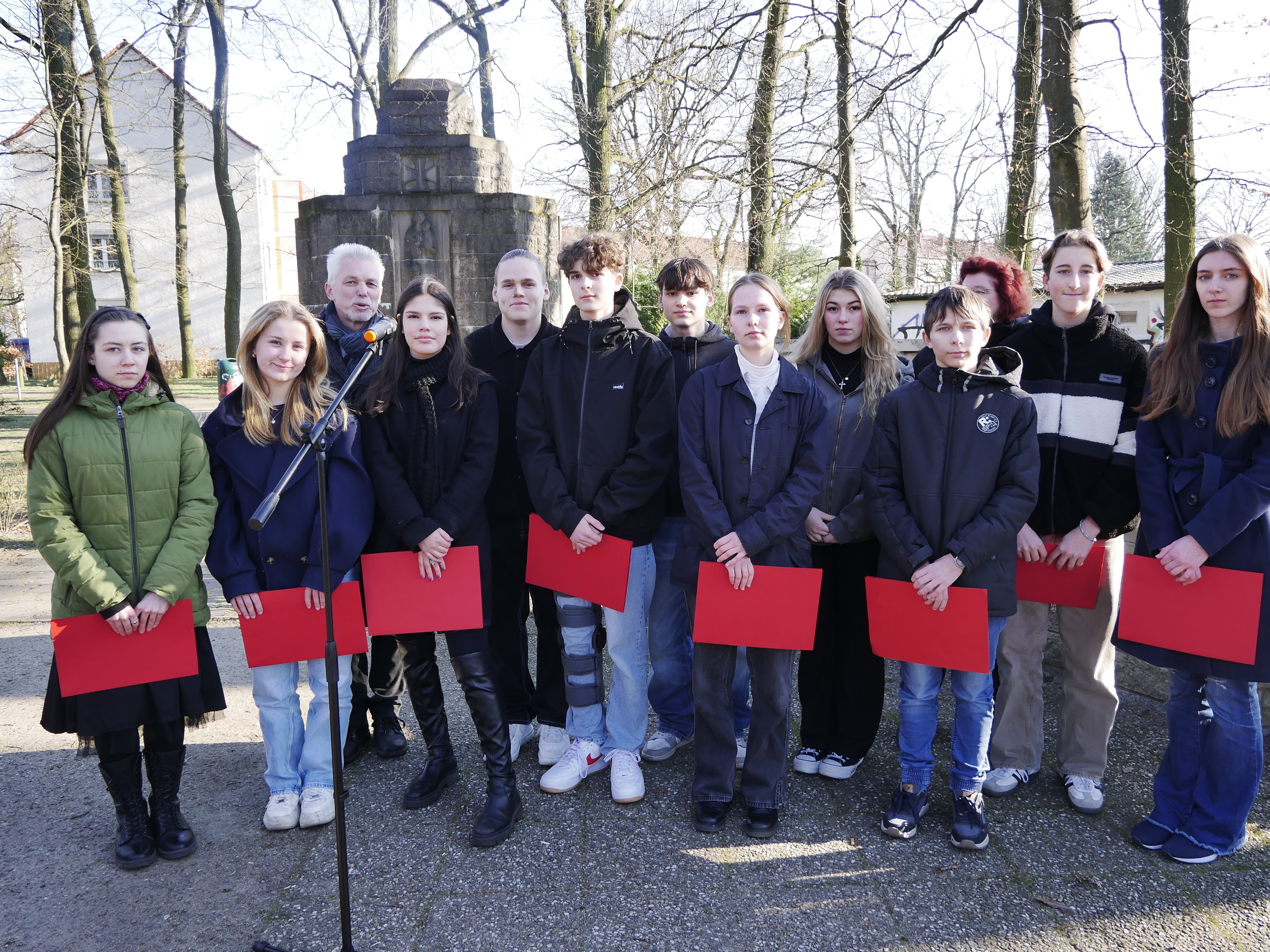 Gymnasiasten des Carl-Bechstein-Gymnasiums bereicherten mit Redebeiträgen die Kranzniederlegung an der Erinnerungsstätte. Um die Vorträge der Jugendlichen nicht zu stören, gab es im Nachhinein dieses Erinnerungsfoto mit dem Bürgermeister Henryk Pilz (Dritter v. li.)