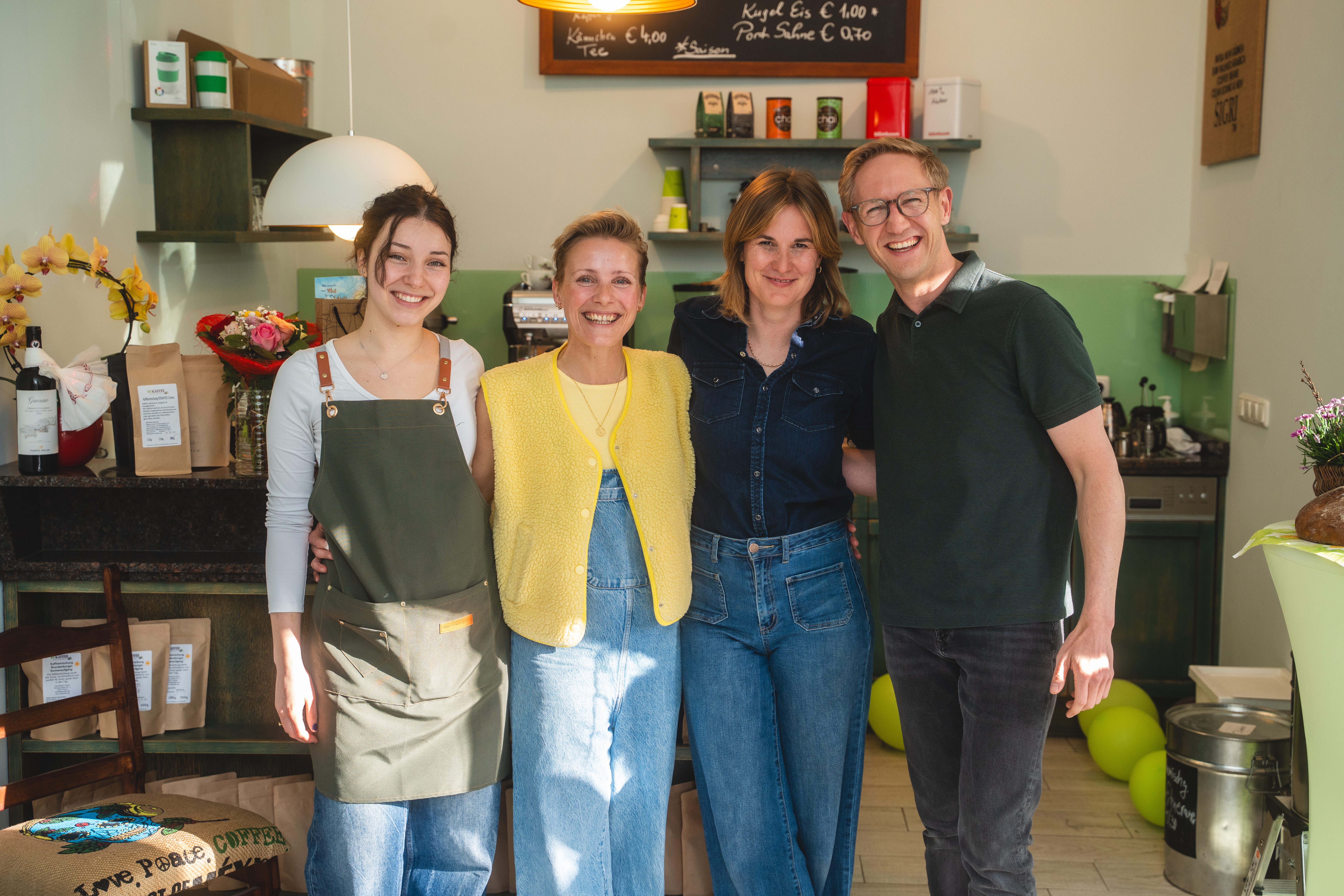 Verkaufsraum + Team Dekaffee