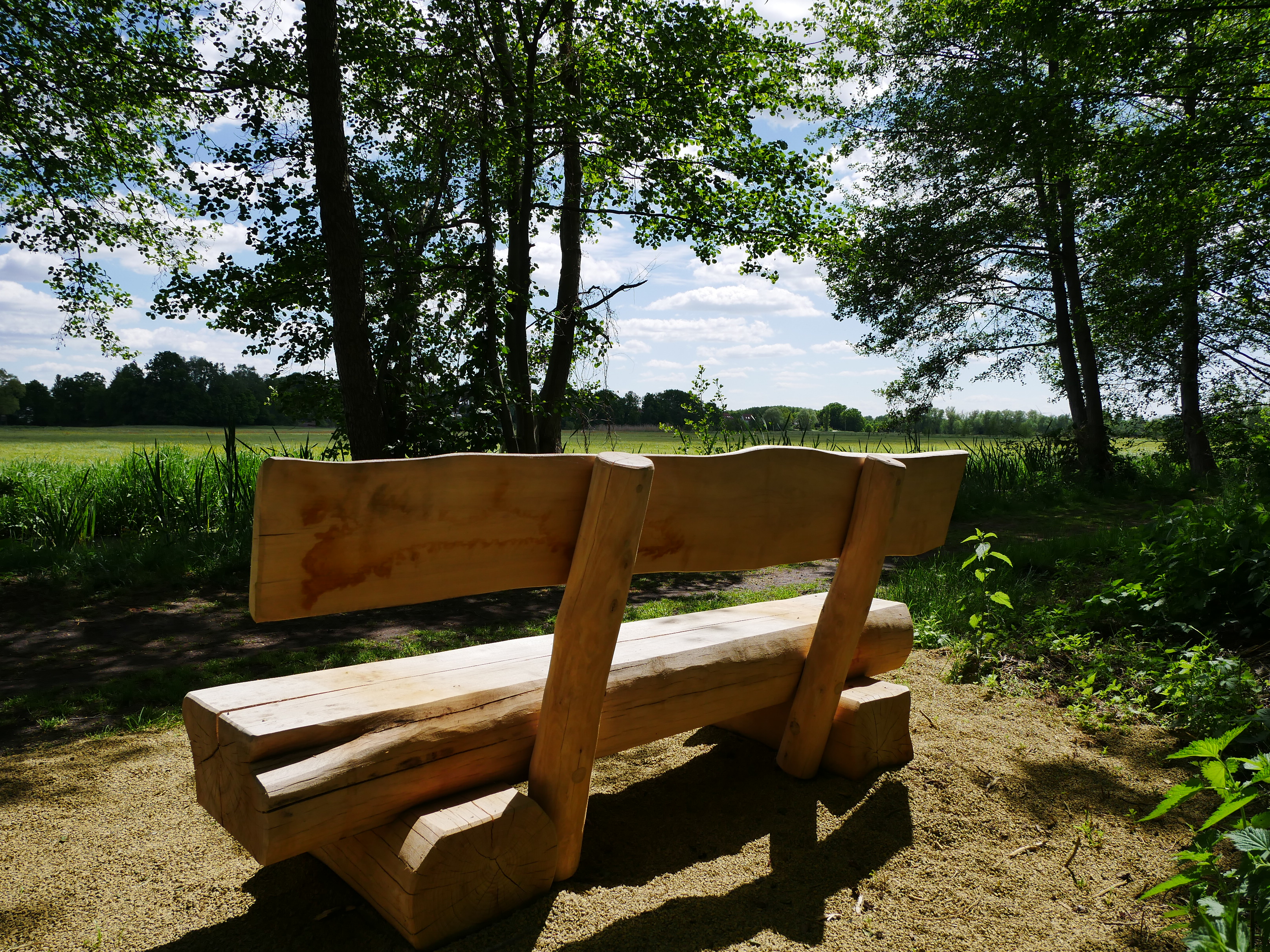 Holzbank am Wanderweg