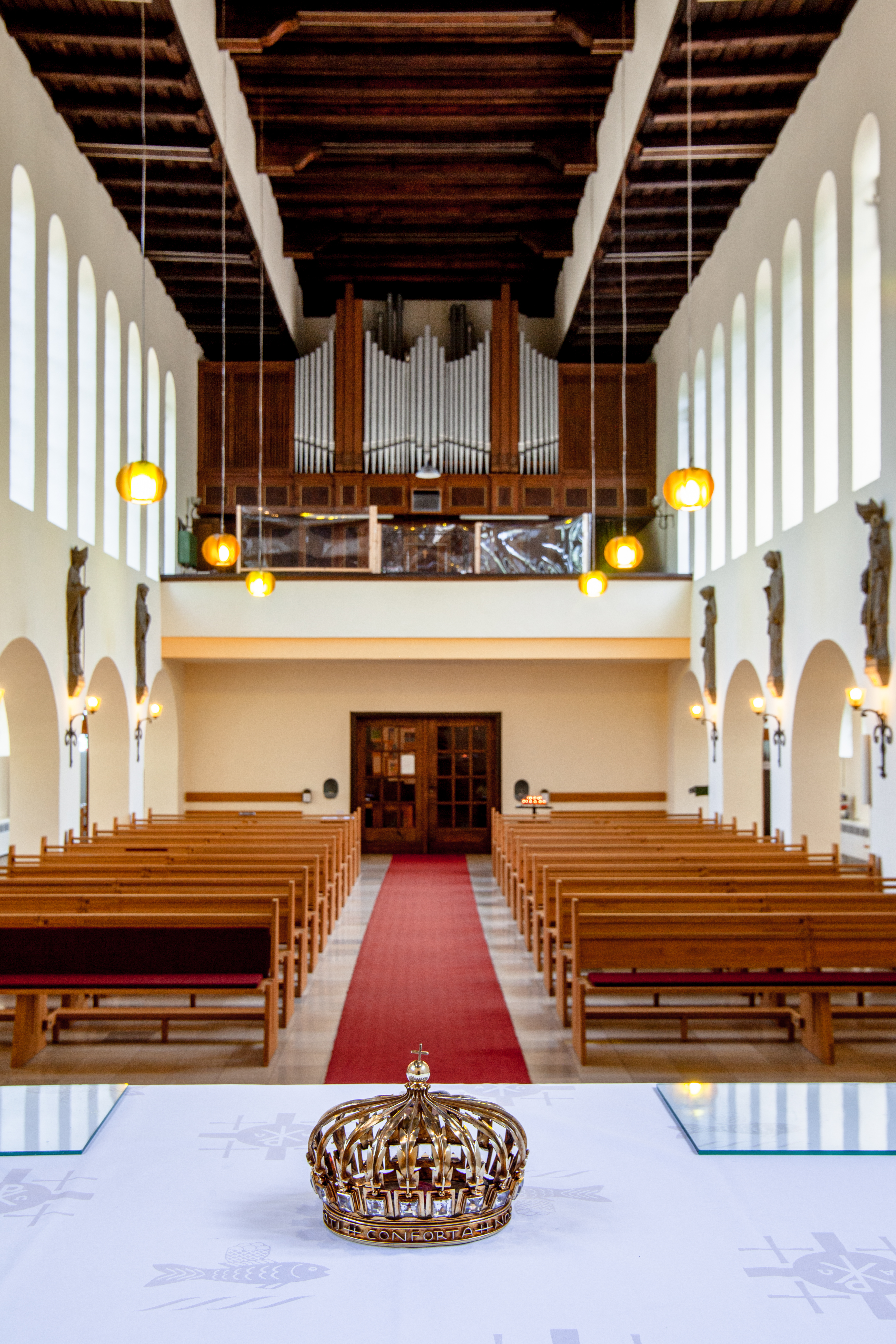 Innenraum Katholische Kirche mit Blick auf Orgel