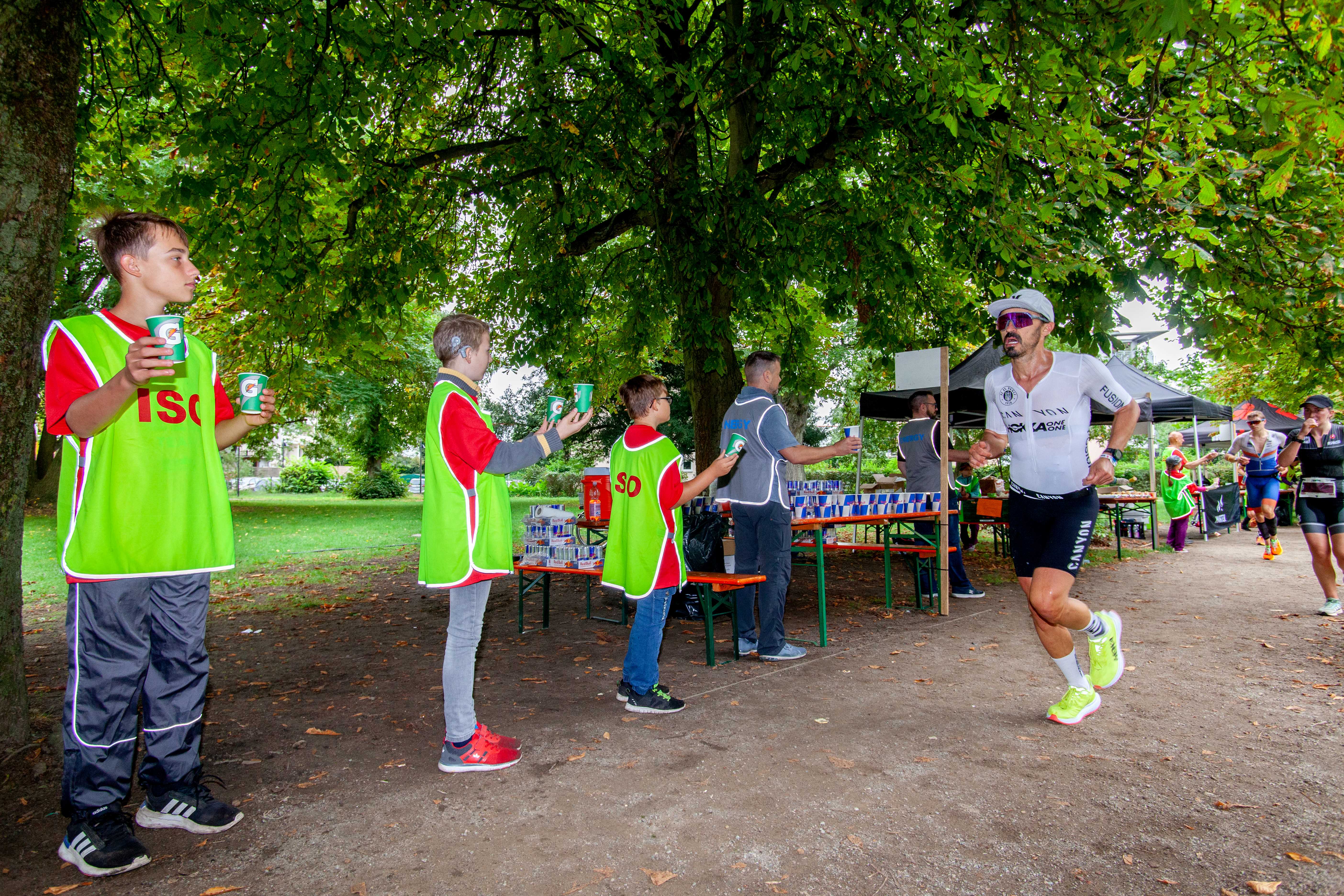 Verpflegungspunkt mit Triathlet