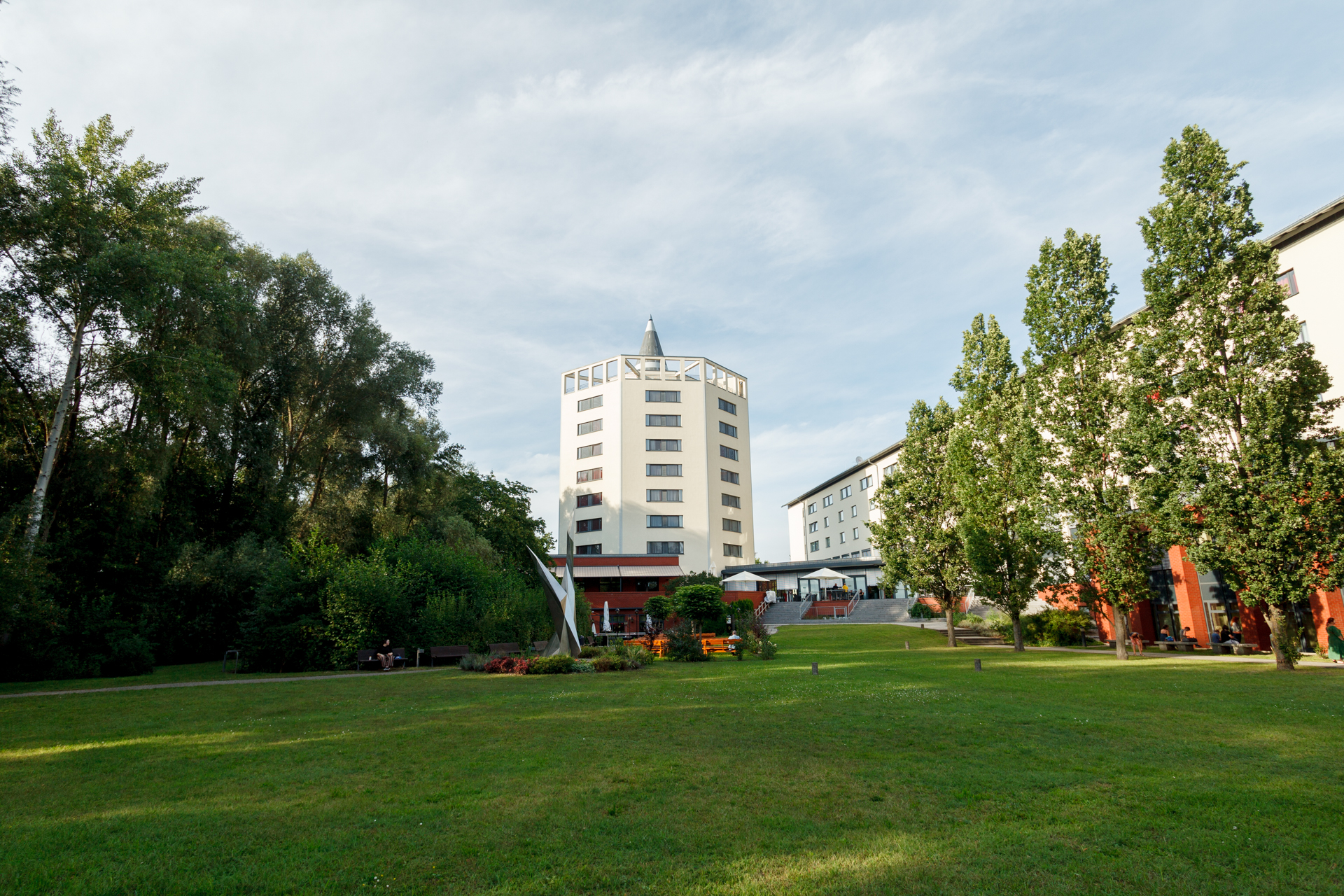 Aussichtsturm BZE und Hotelkomplex mit vorstehender Parkanlage