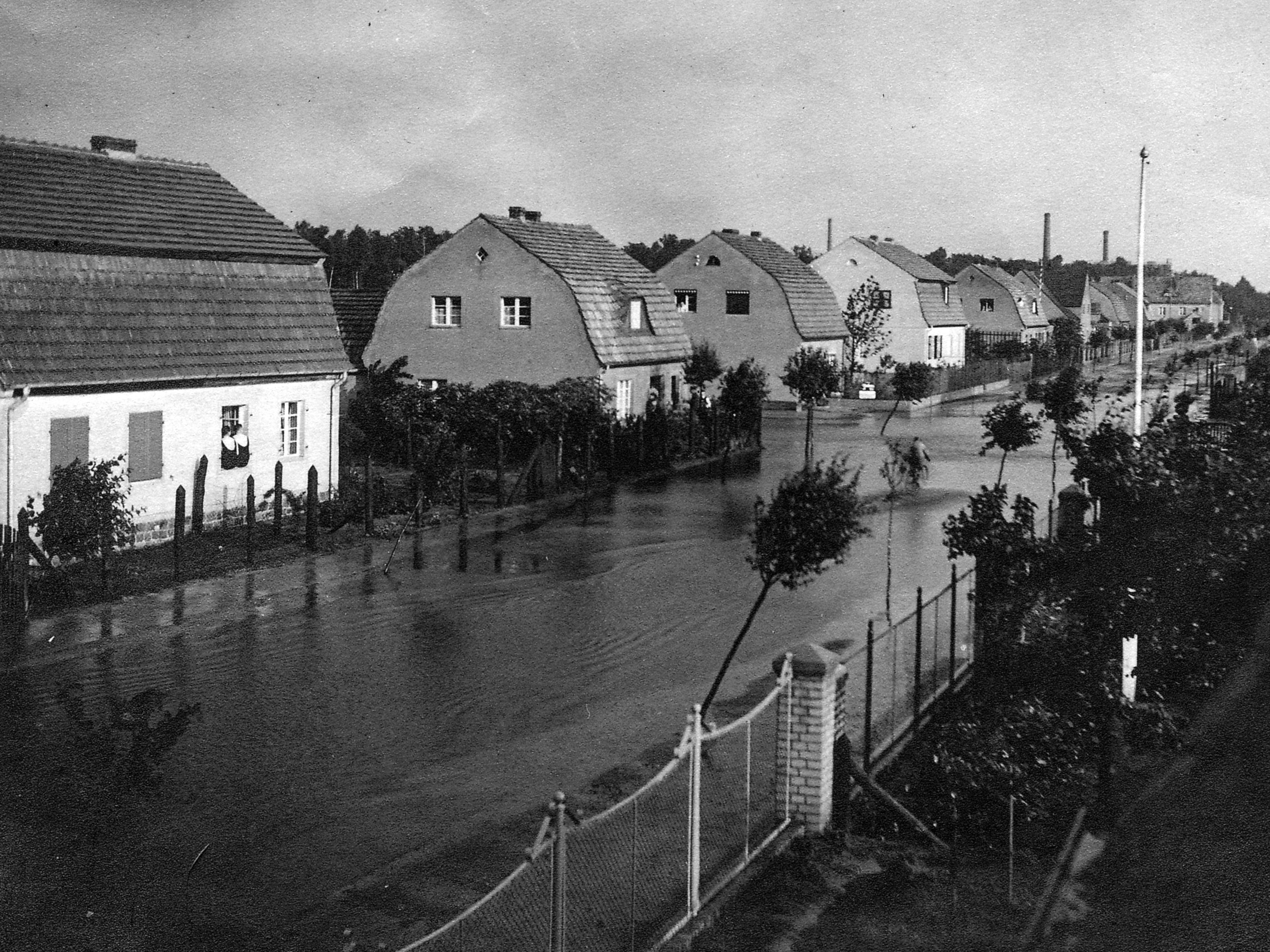 historisches Foto Straße überflutet in Bahnhofsiedlung