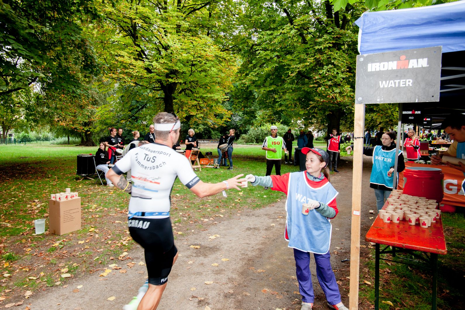 Verpflegungspunkt mit Triathlet