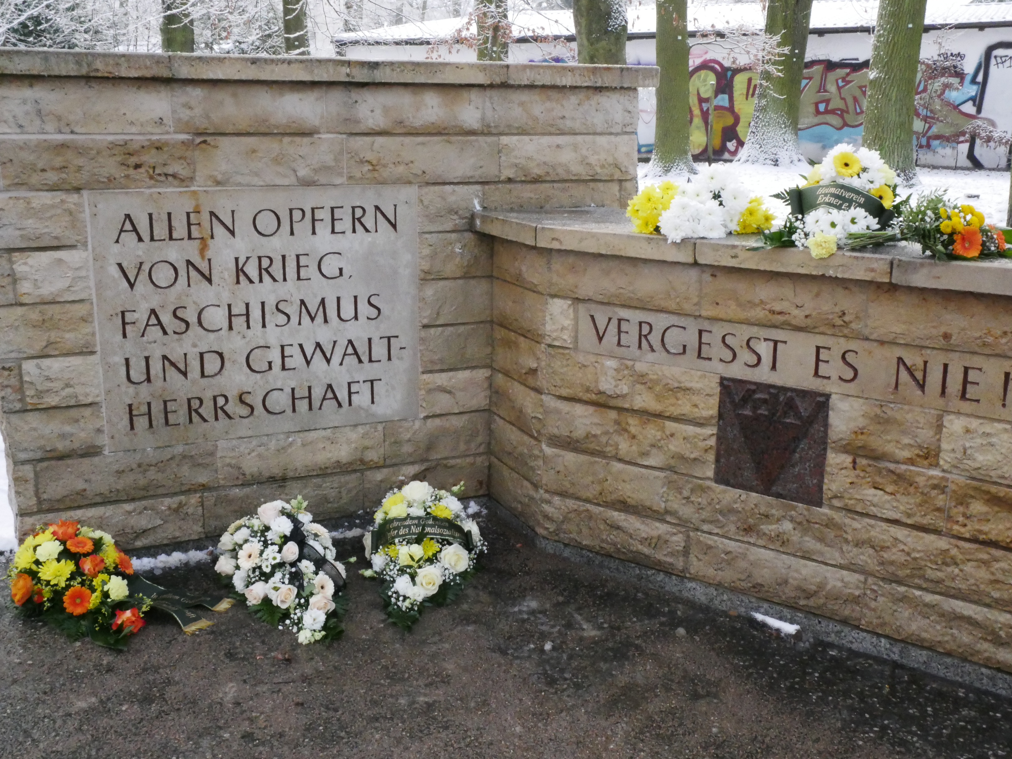 Blumengebinde an der Erinnerungsst&auml;tte