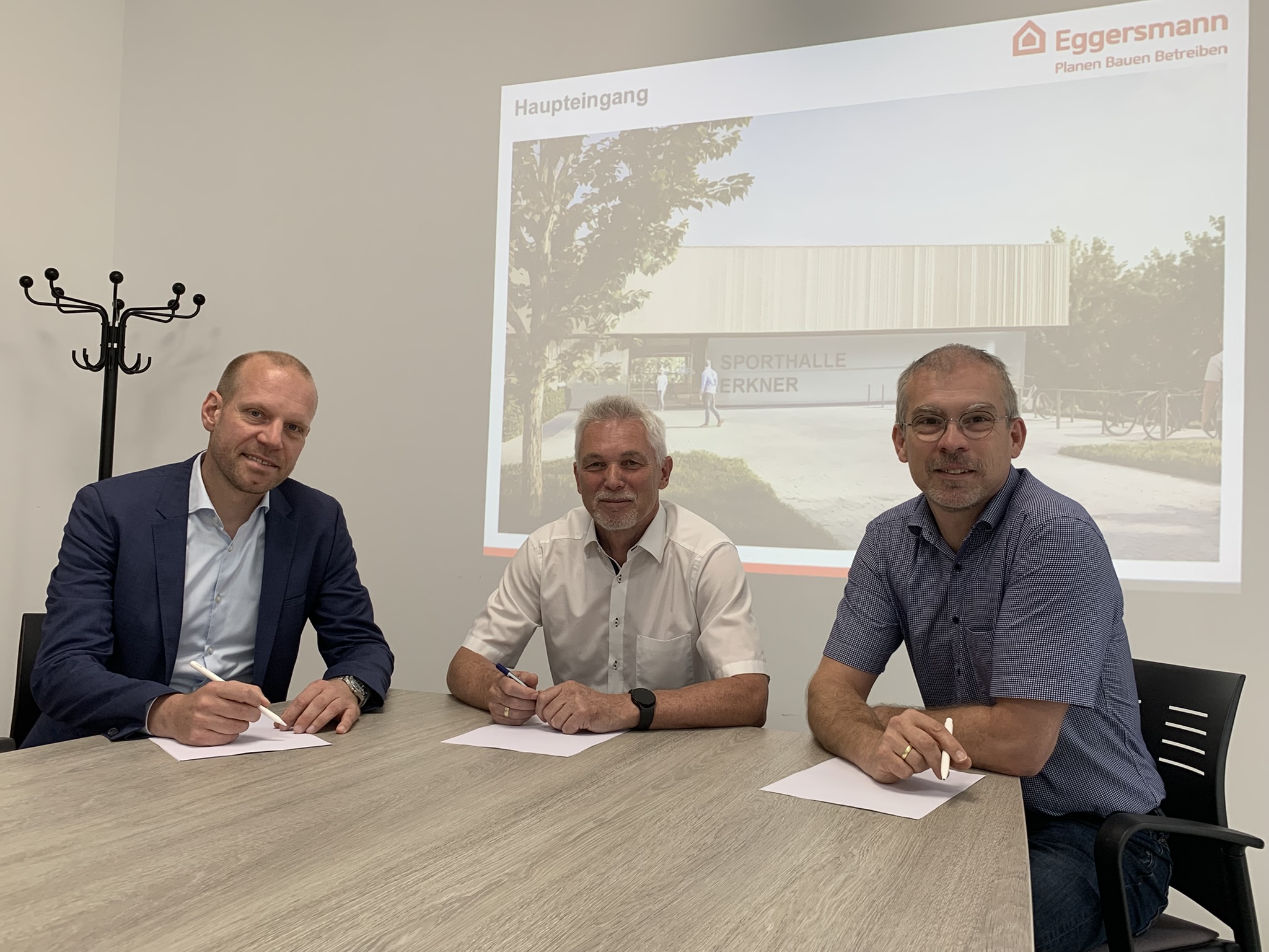 Tim Schneider (v. l. n. r.), Geschäftsführer der Fechtelkord und Eggersmann GmbH, Henryk Pilz, Bürgermeister der Stadt Erkner und Clemens Wolter, Fachbereichsleitung Bauen & Stadtplanung, bei der Vertragsunterzeichnung