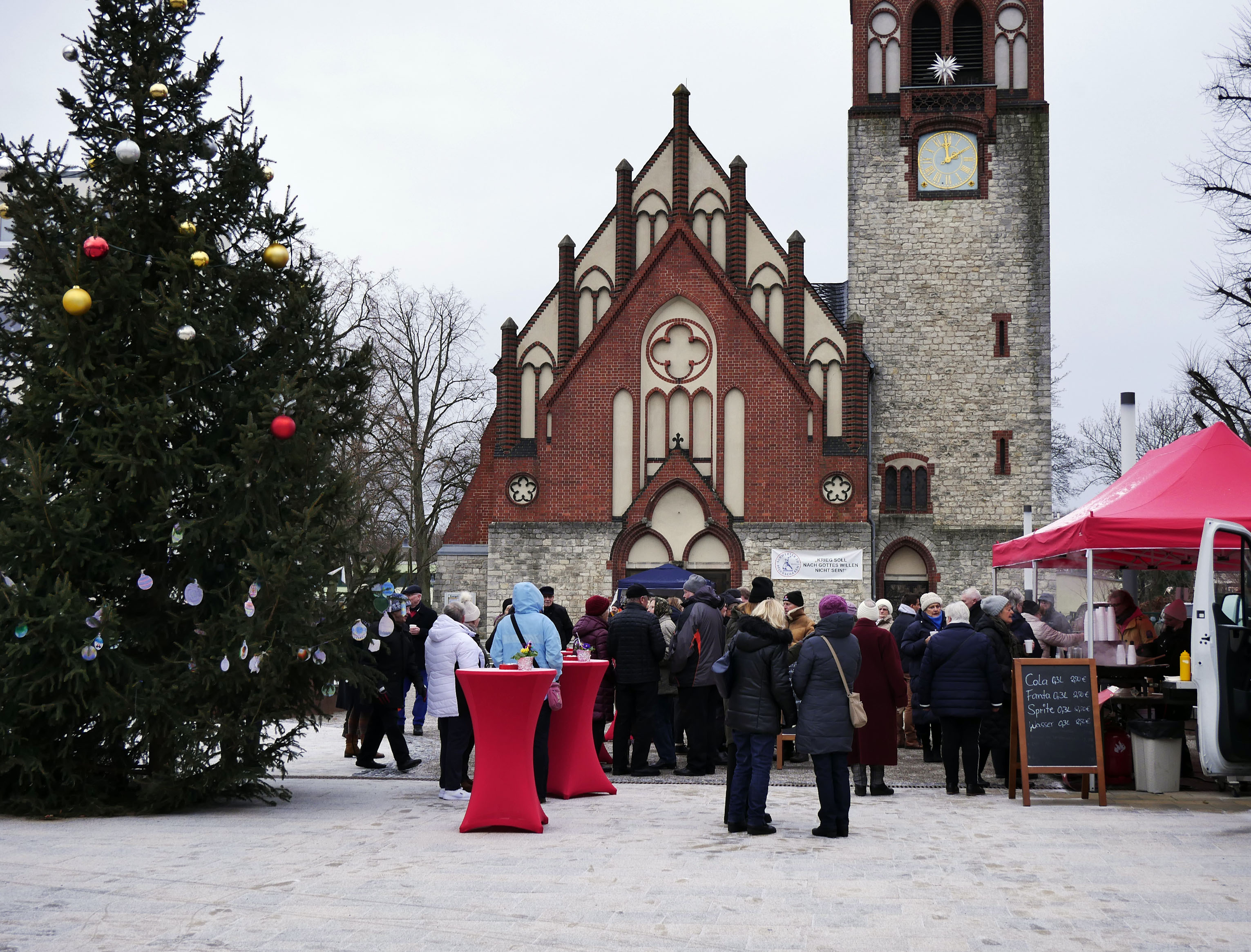 Insgesamt werden um die 60 Gäste der Einladung auf den Kirchvorplatz gefolgt sein.