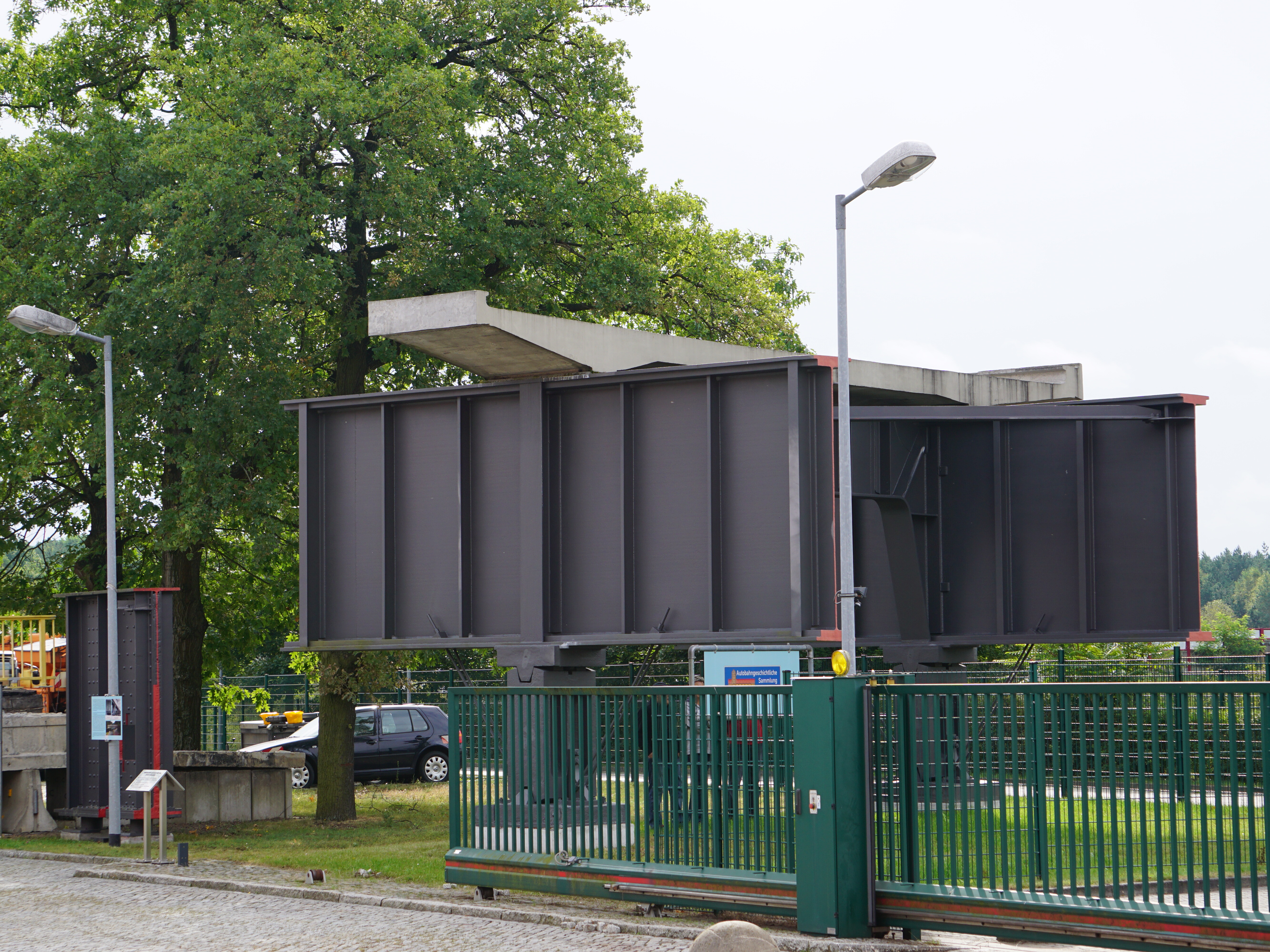 Ausstellungsstück Mühlenfließbrücke in der Autobahnmeisterei Erkner