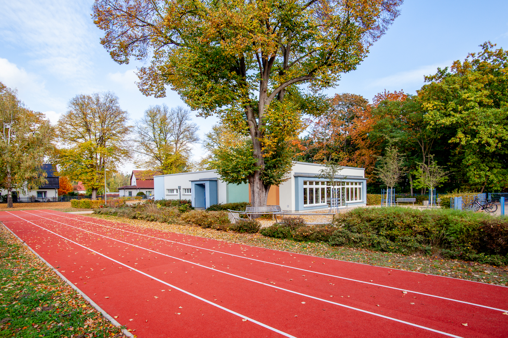 Leichtathletikbahn mit Turnhalle im Hintergrund