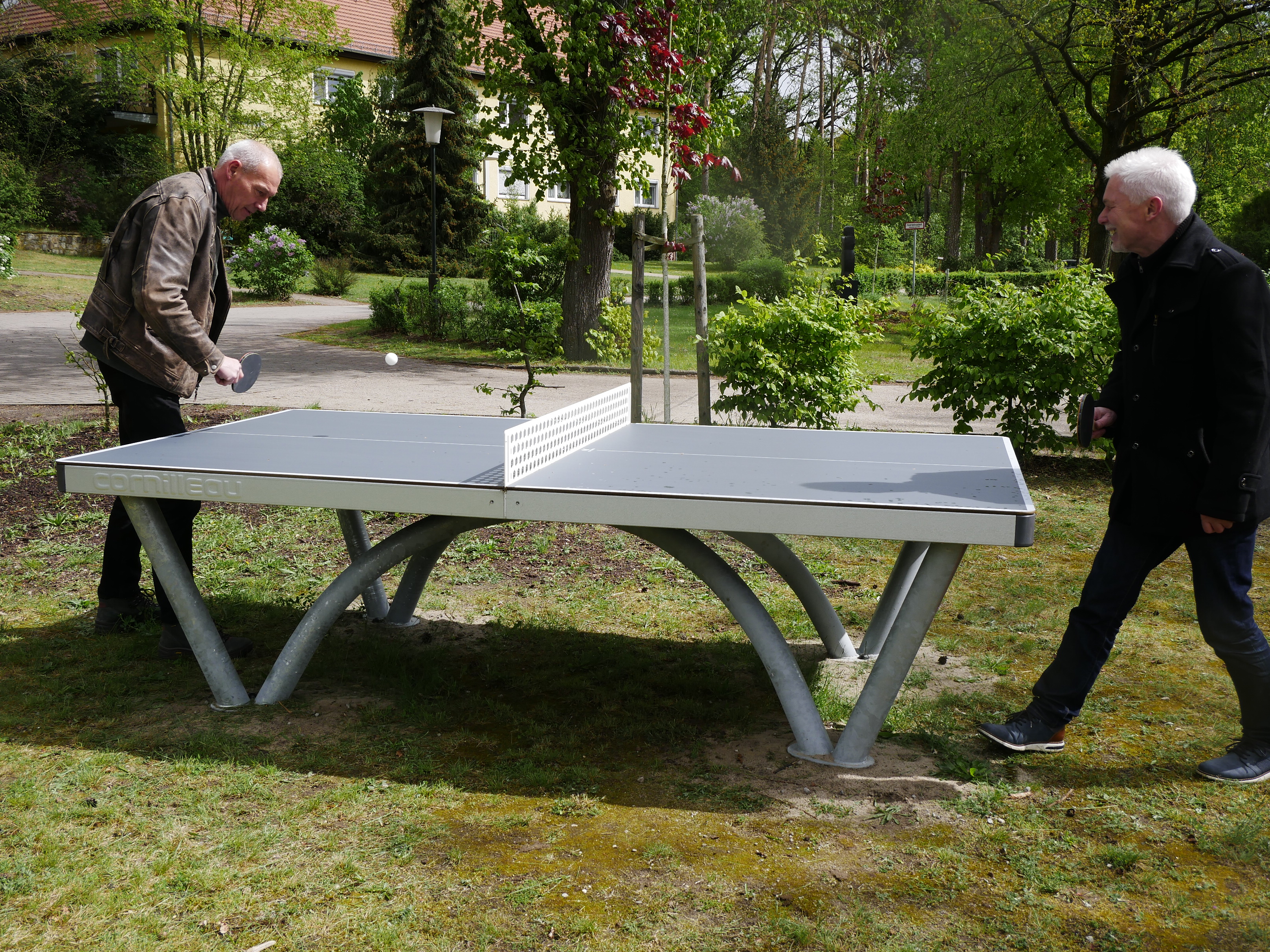 Mit einem kleinen Match haben Kay Unger (v. l. n. r.) vom Garten- und Landschaftsbau Unger und Henryk Pilz, Bürgermeister der Stadt Erkner, die Tischtennisplatte eingeweiht und ausprobiert.