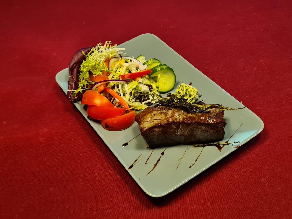 Teller mit Steak an frischem Salat