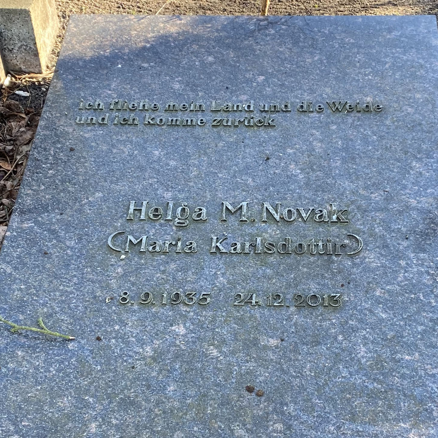 Grabplatte Helga M. Novak