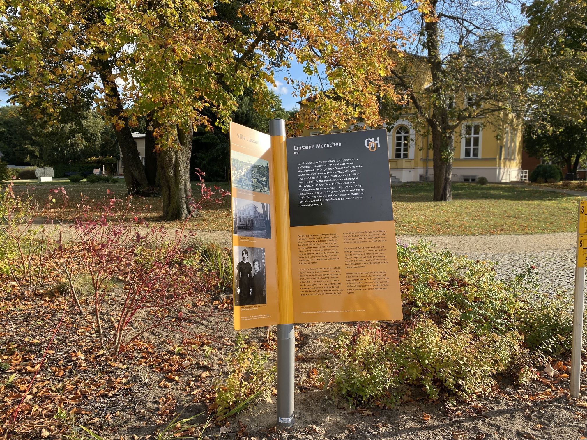 Infotafel der Gerhart Hauptmann · Orte vor dem Museum