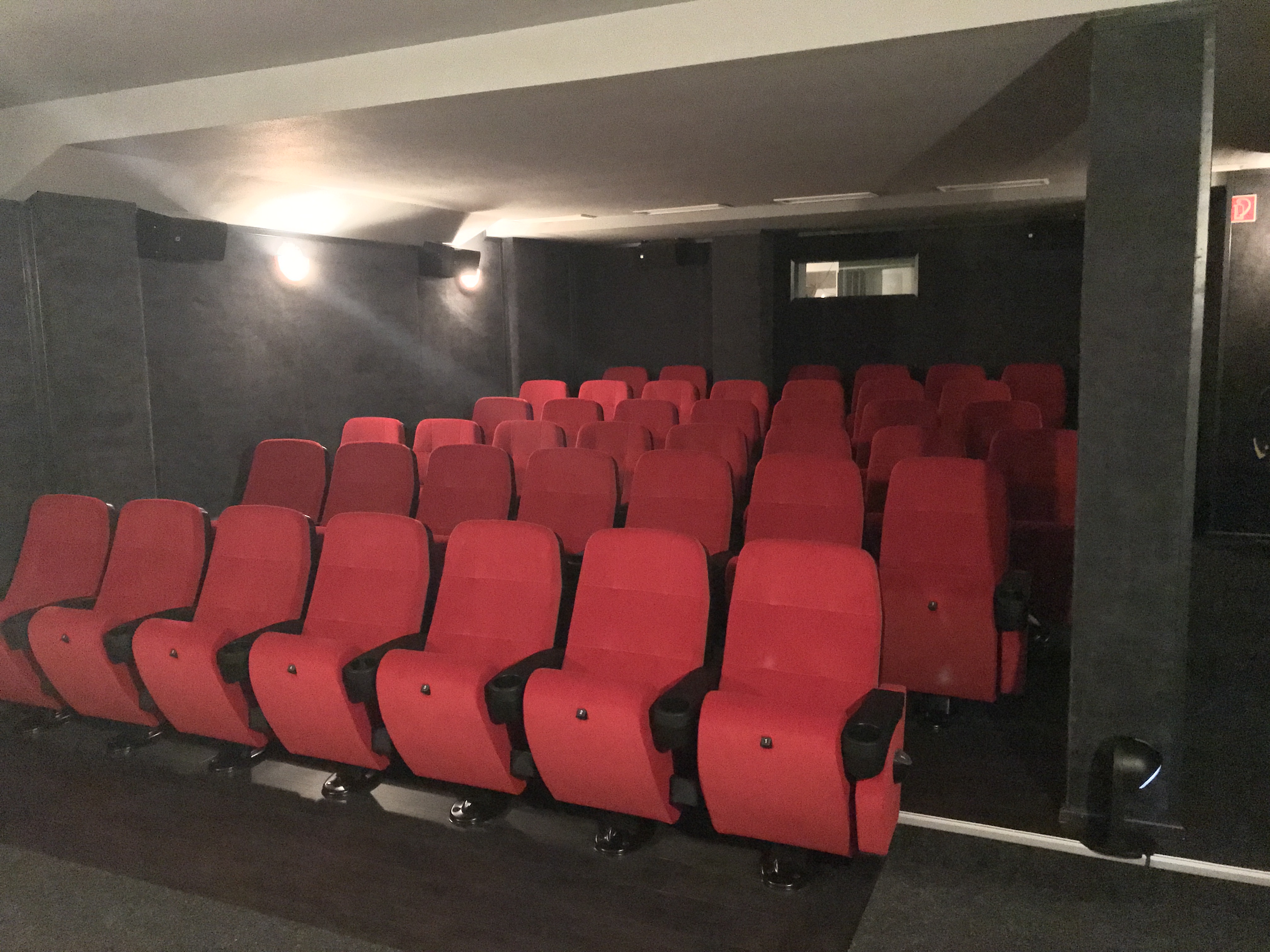 Kinosaal mit roten Sitzen