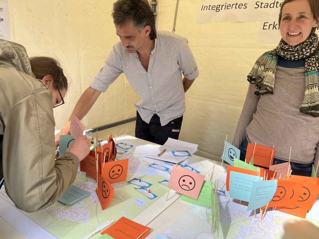 INSEK-Stand Heimatfest mit Karten und Fähnchen