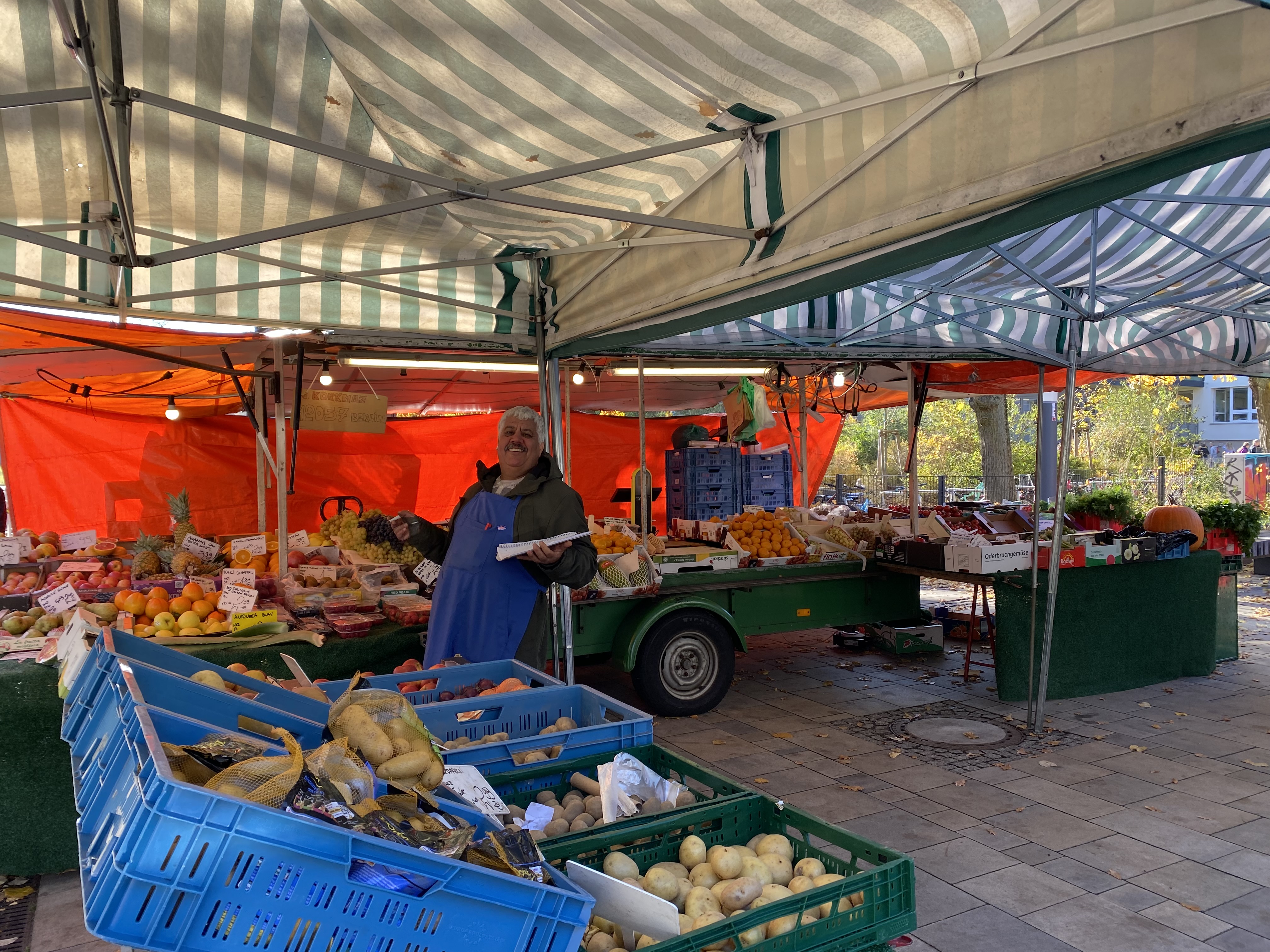 Gemüsestand mit freundlichem Verkäufer