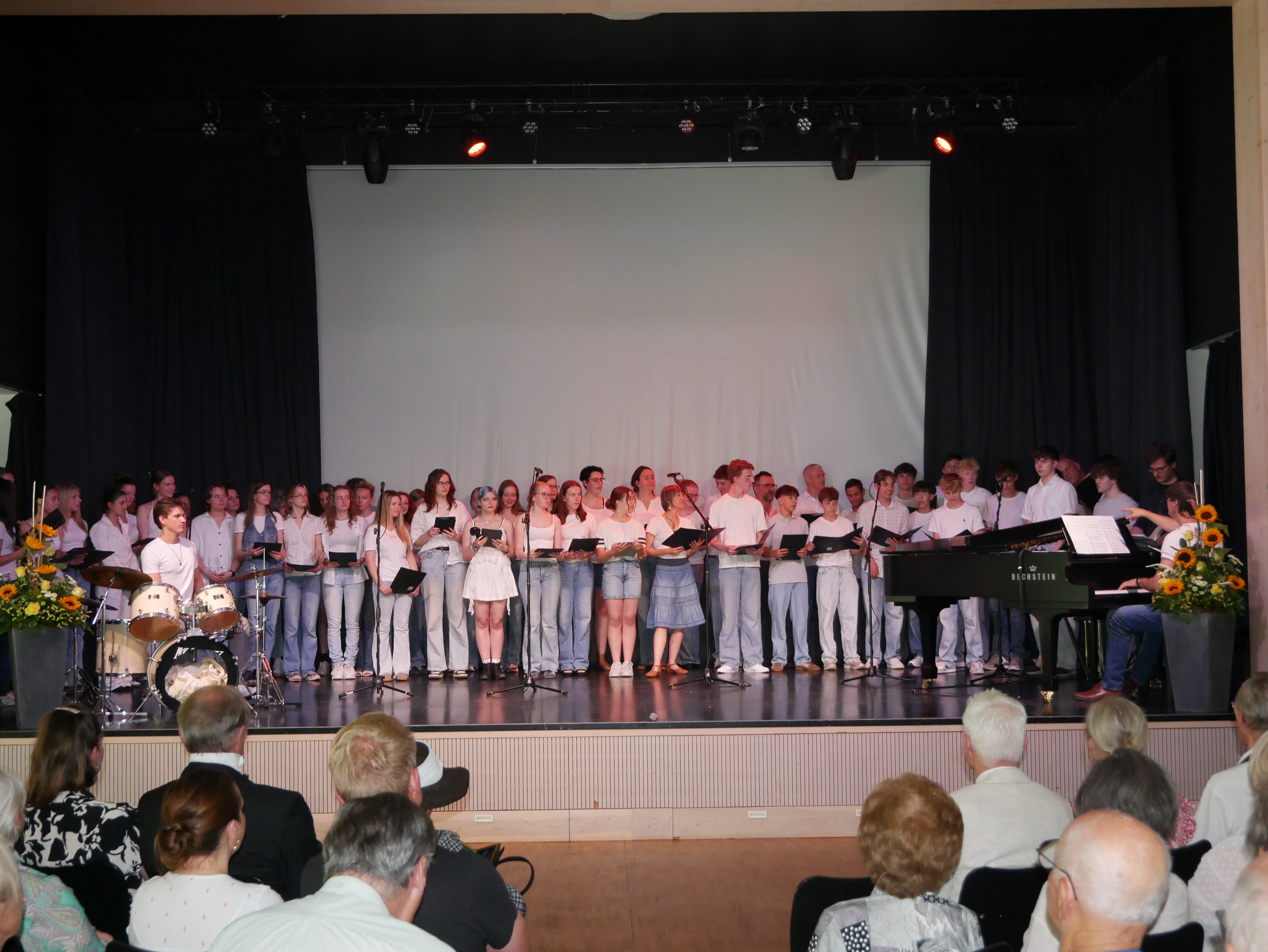 Der Modern Pop Choir des Carl-Bechstein-Gymnasiums unter der Leitung von Rico Haring brachte mit einer Hymne über Carl Bechstein eine Welt-Uraufführung zu Gehör Modern Pop Choir des CBG