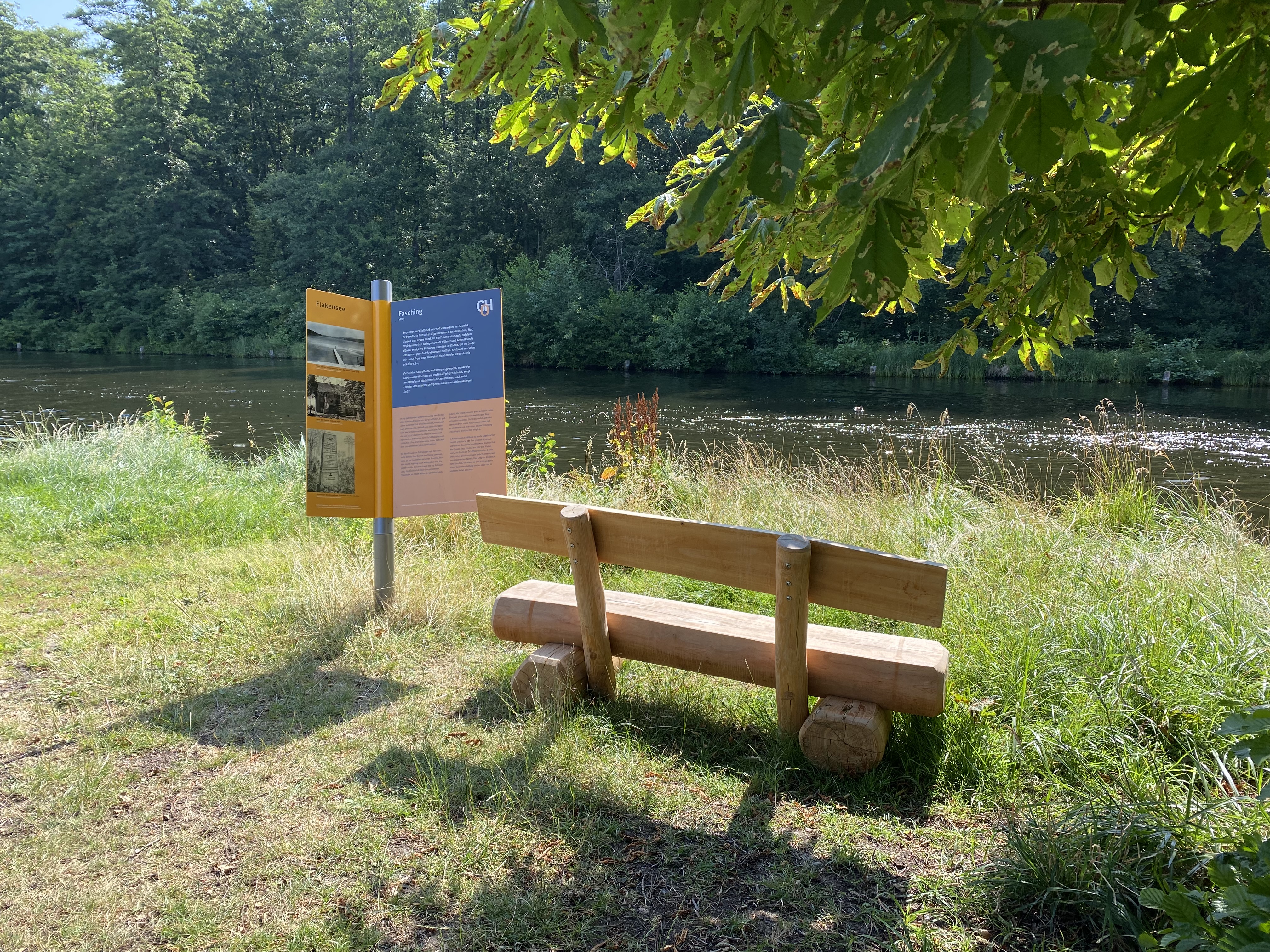 Holzbank neben Infotafel zum Gerhart Hauptmann · Ort