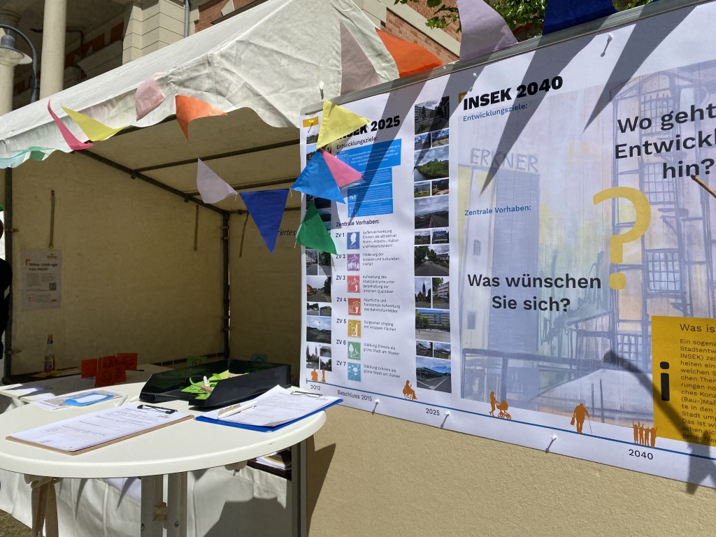 INSEK-Stand Heimatfest mit Karten und Fähnchen