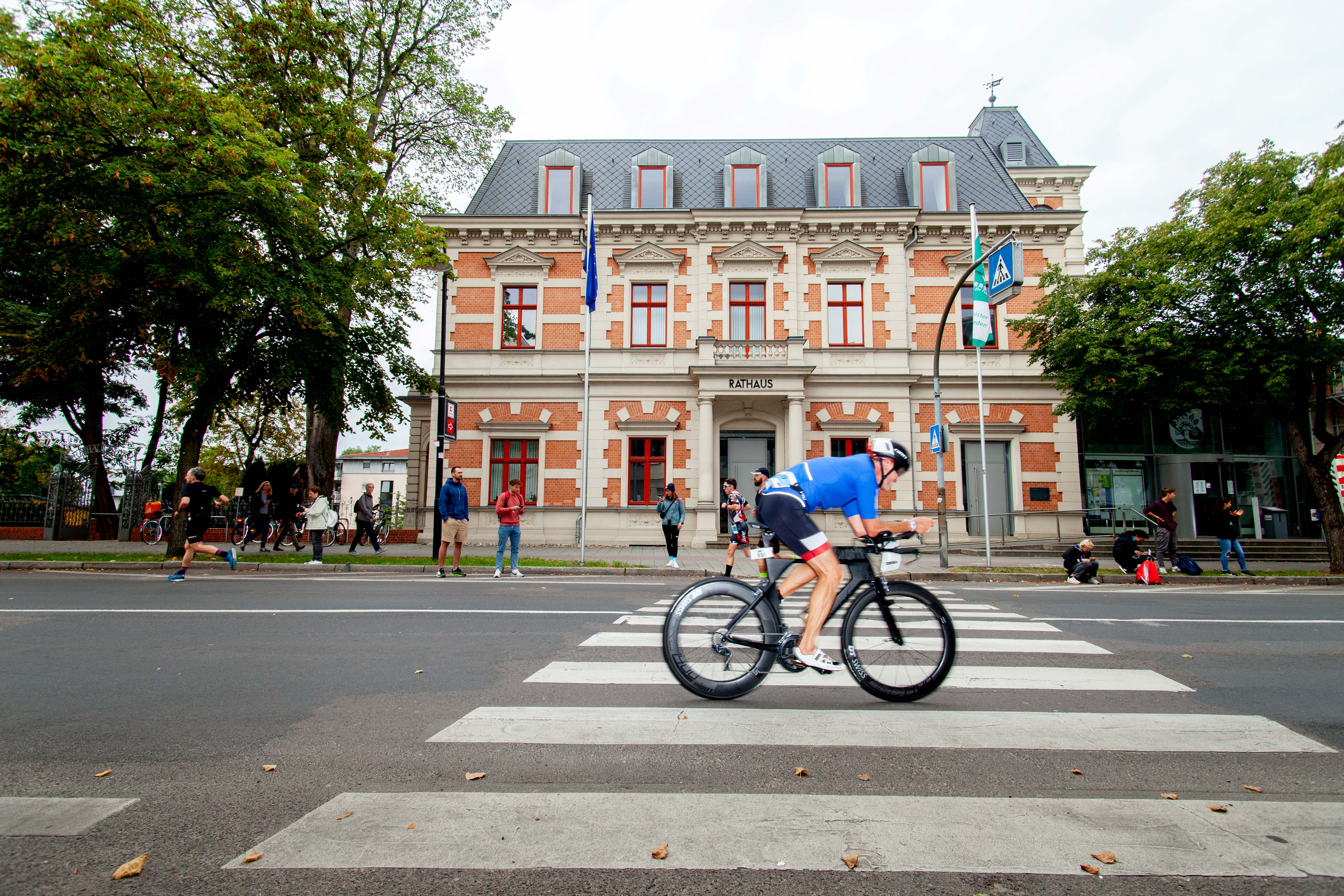 Ironman-Radfahrer vor dem Rathaus