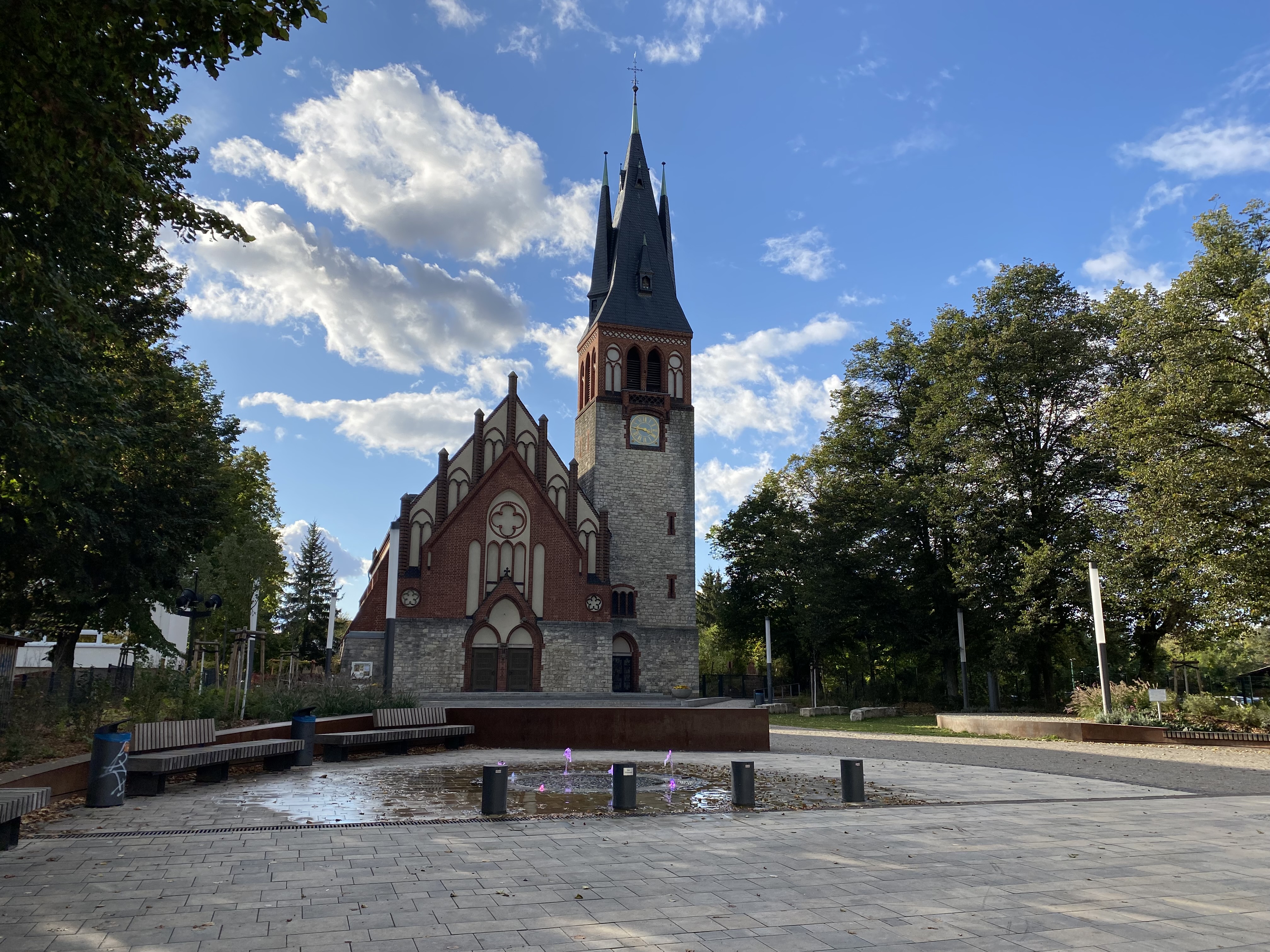 Kirchvorplatz mit Springbrunnen