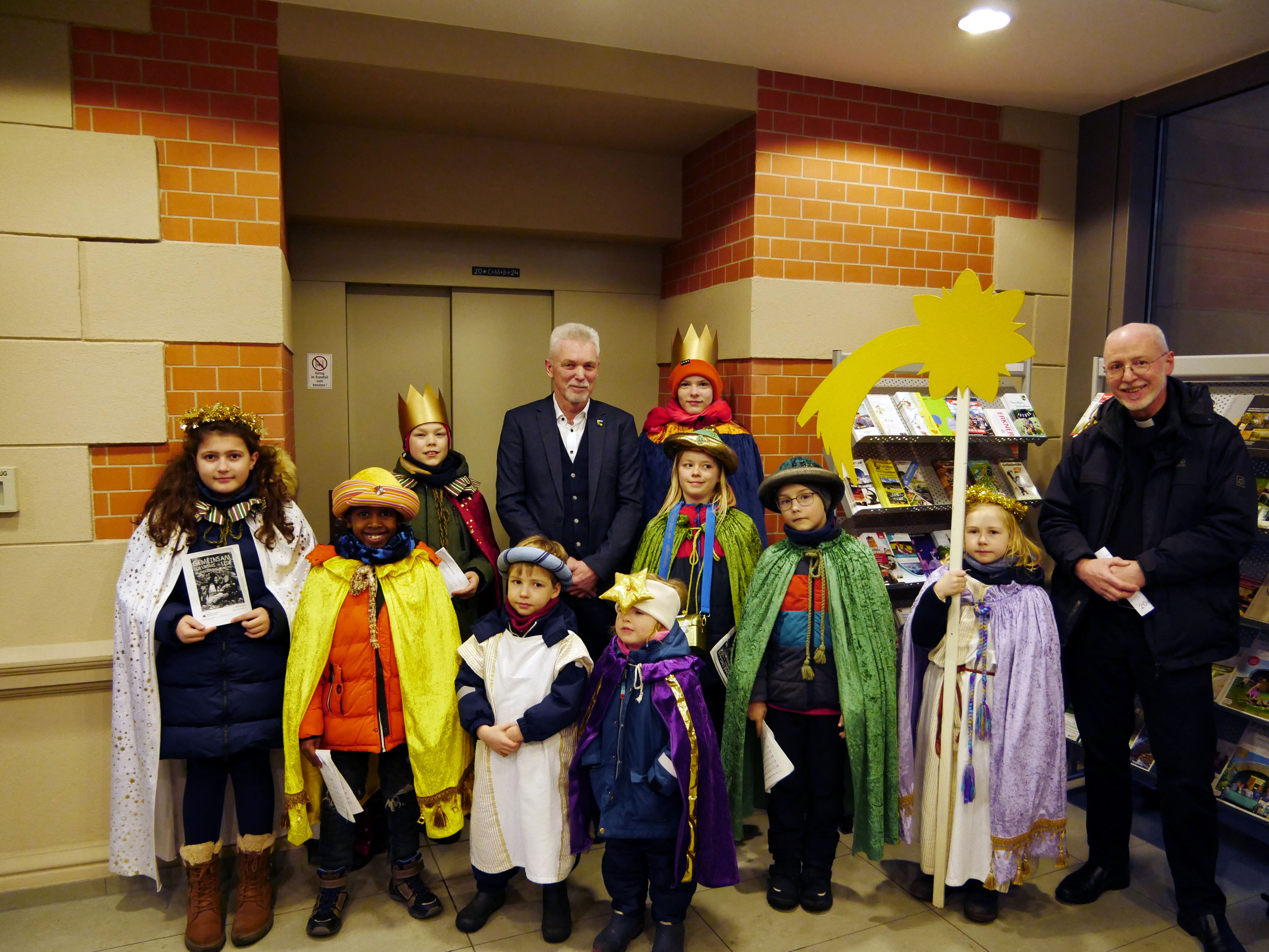 Die Sternsinger der katholischen Kirchengemeinde Erkner besuchten zusammen mit Pfarrer Hansjörg Blattner (re) das Rathaus Erkner. Als Erinnerung wurde nach der Segnung des Rathauses zusammen mit Bürgermeister Henryk Pilz ein Foto gemacht.