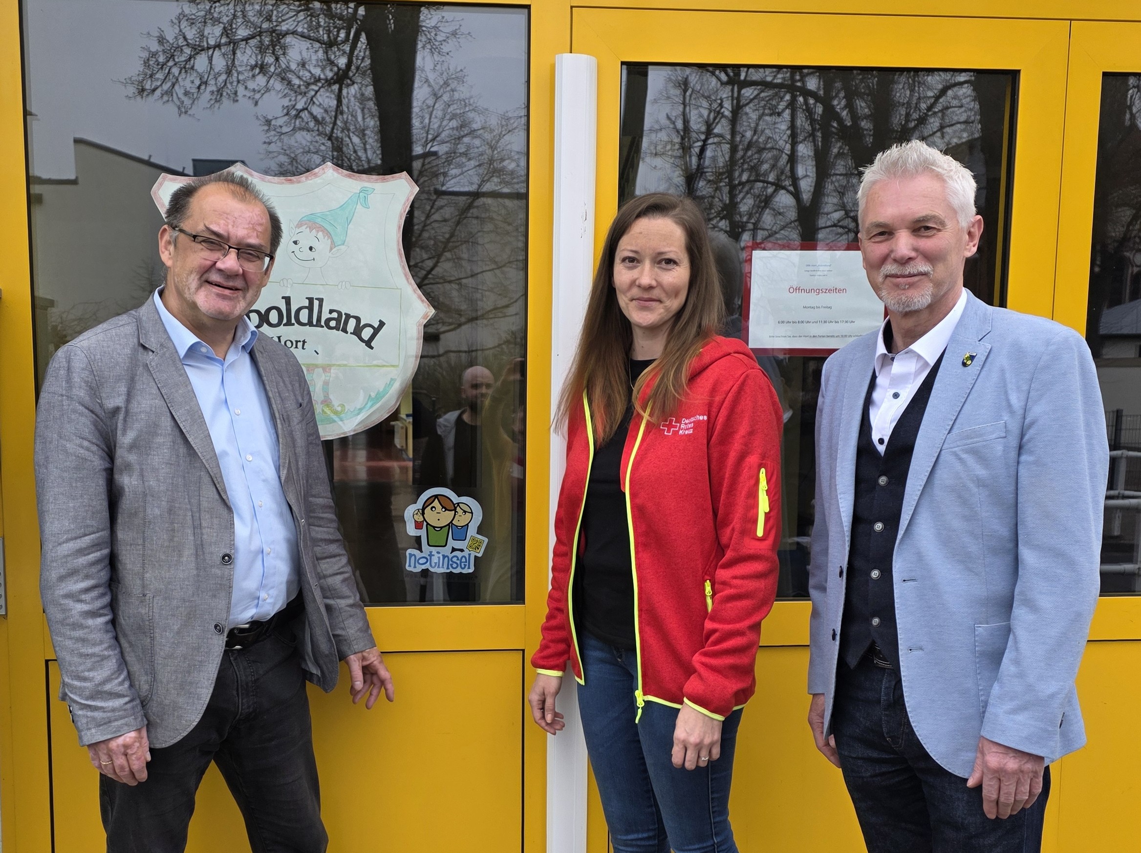 Schirmherr und Landtagsabgeordneter Jörg Vogelsänger (v. l. n. r.), Hortleiterin Jessica Lewerenz und Bürgermeister Henryk Pilz haben den Notinsel-Aufkleber neben der Eingangstür des Hortes Koboldland des DRK-Kreisverbandes Märkisch-Oder-Havel-Spree e. V. (MOHS e. V.) in der Langen Straße angebracht. Schirmherr und Landtagsabgeordneter Jörg Vogelsänger (v. l. n. r.), Hortleiterin Jessica Lewerenz und Bürgermeister Henryk Pilz