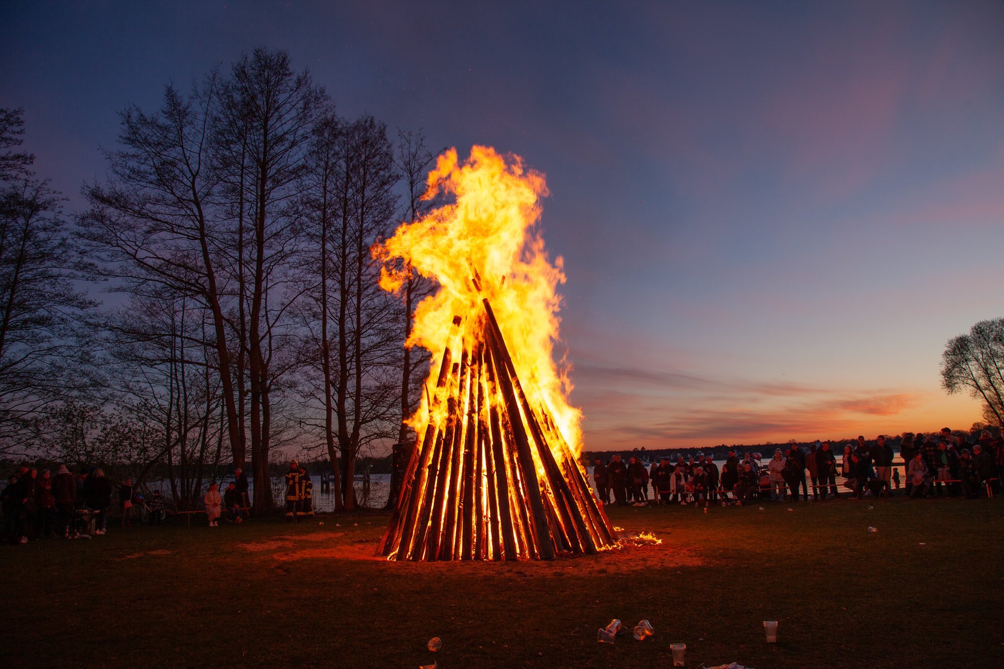 Osterfeuer am Ufer des Dämeritzsees