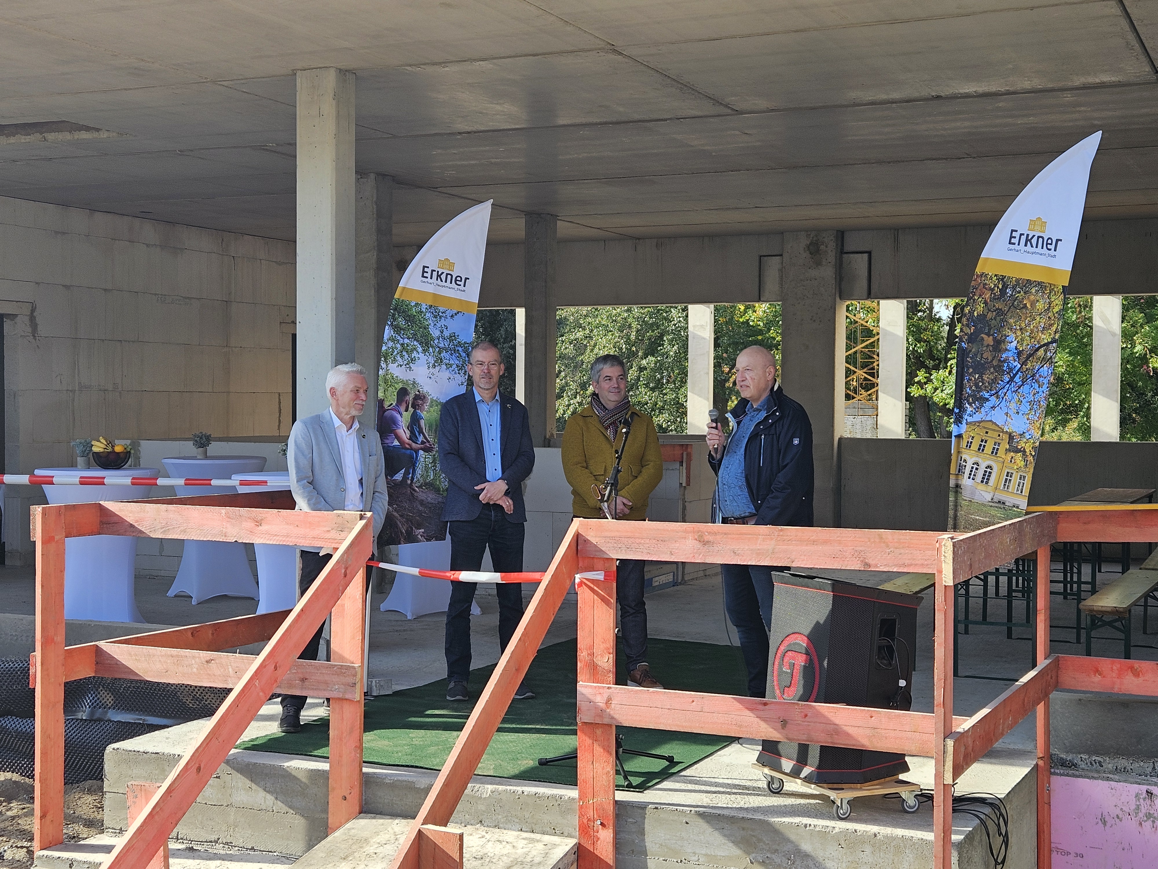 Grußworte hielten Bürgermeister Henryk Pilz (v.l.n.r.), Clemens Wolter (Fachbereichsleiter Bauen & Stadtplanung), der Rektor der Löcknitz-Grundschule Sebastian Witt und Projektleiter Ralf Elgner von Fechtelkord und Eggersmann GmbH Richtfest Dreifeldsporthalle