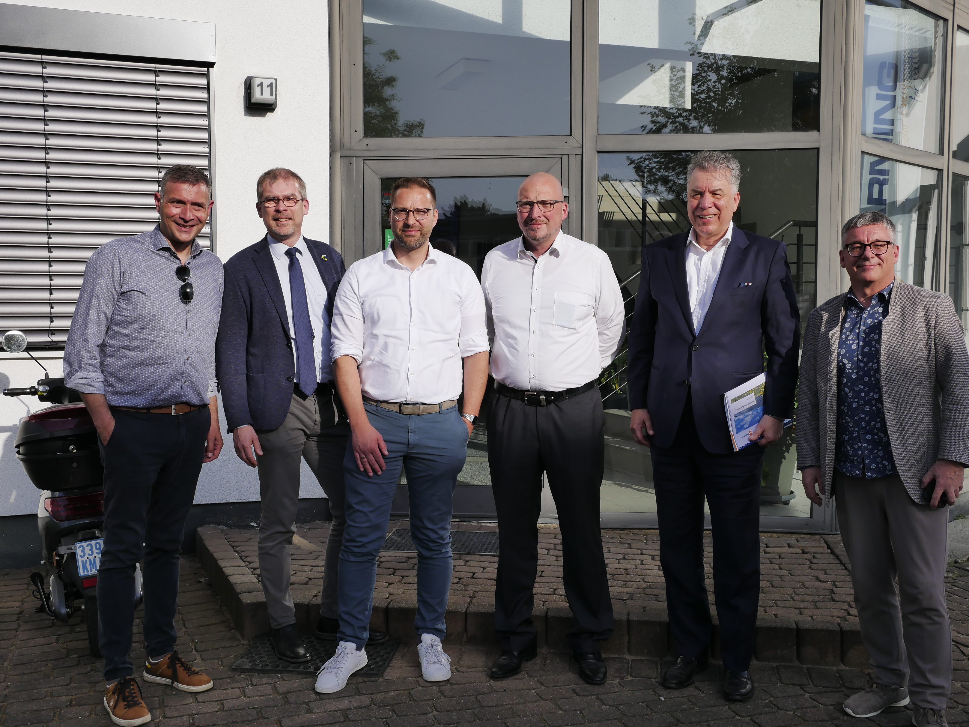 Zum abschließenden Gruppenfoto vereint (v. l. n. r.): André Schaller (Mitglied des Landtags Brandenburg), Clemens Wolter (Stellvertretender Bürgermeister der Stadt Erkner), Martin Tauschke (Geschäftsführer Sunfarming GmbH), René Kaplick (Kreisverband Märkisch-Oderland), Dr. Christian Ehler (EVP-Europaabgeordneter) und Karsten Balzer (Prokurist Sunfarming GmbH).