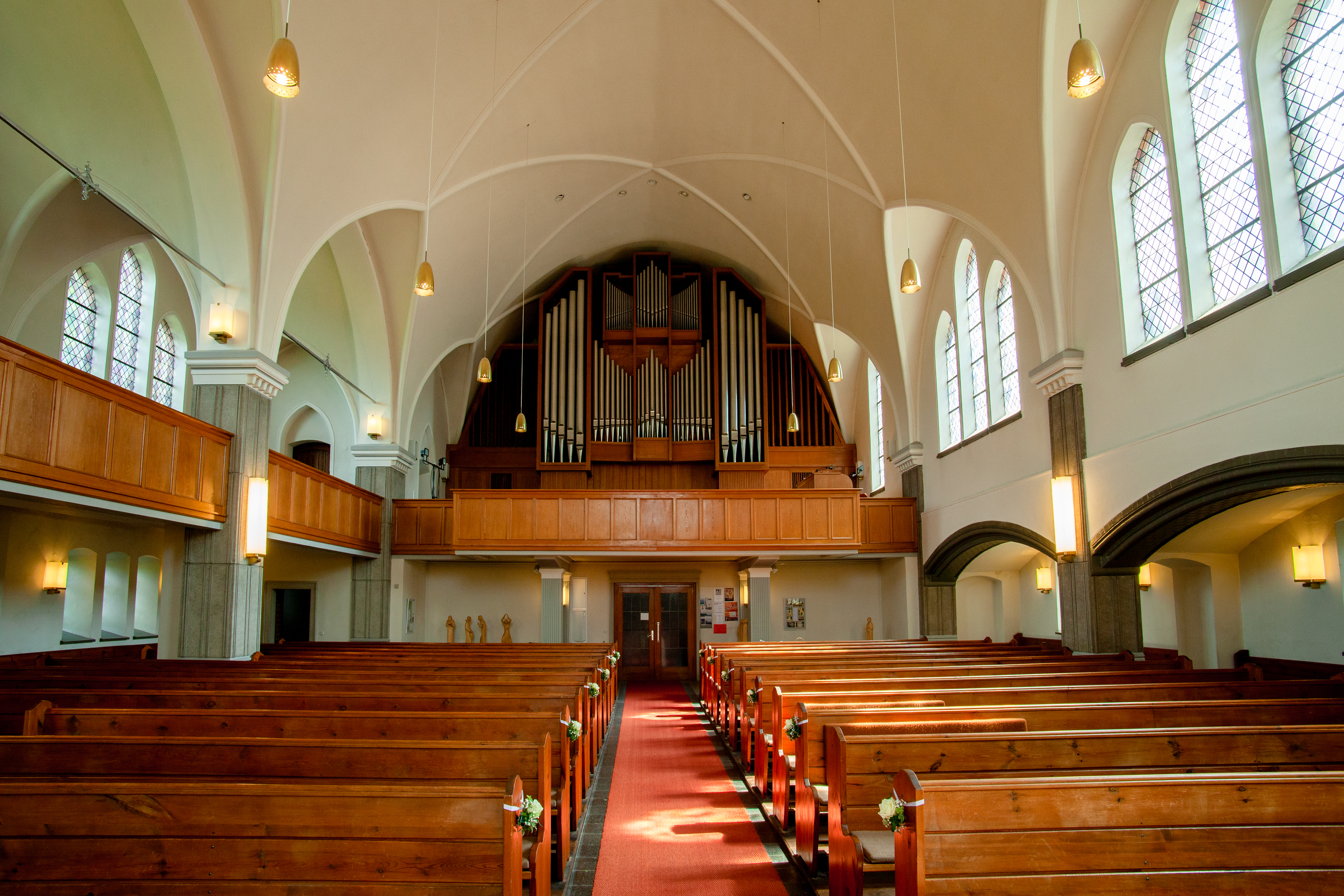 Innenraum Genezareth-Kirche mit Blick auf Orgel