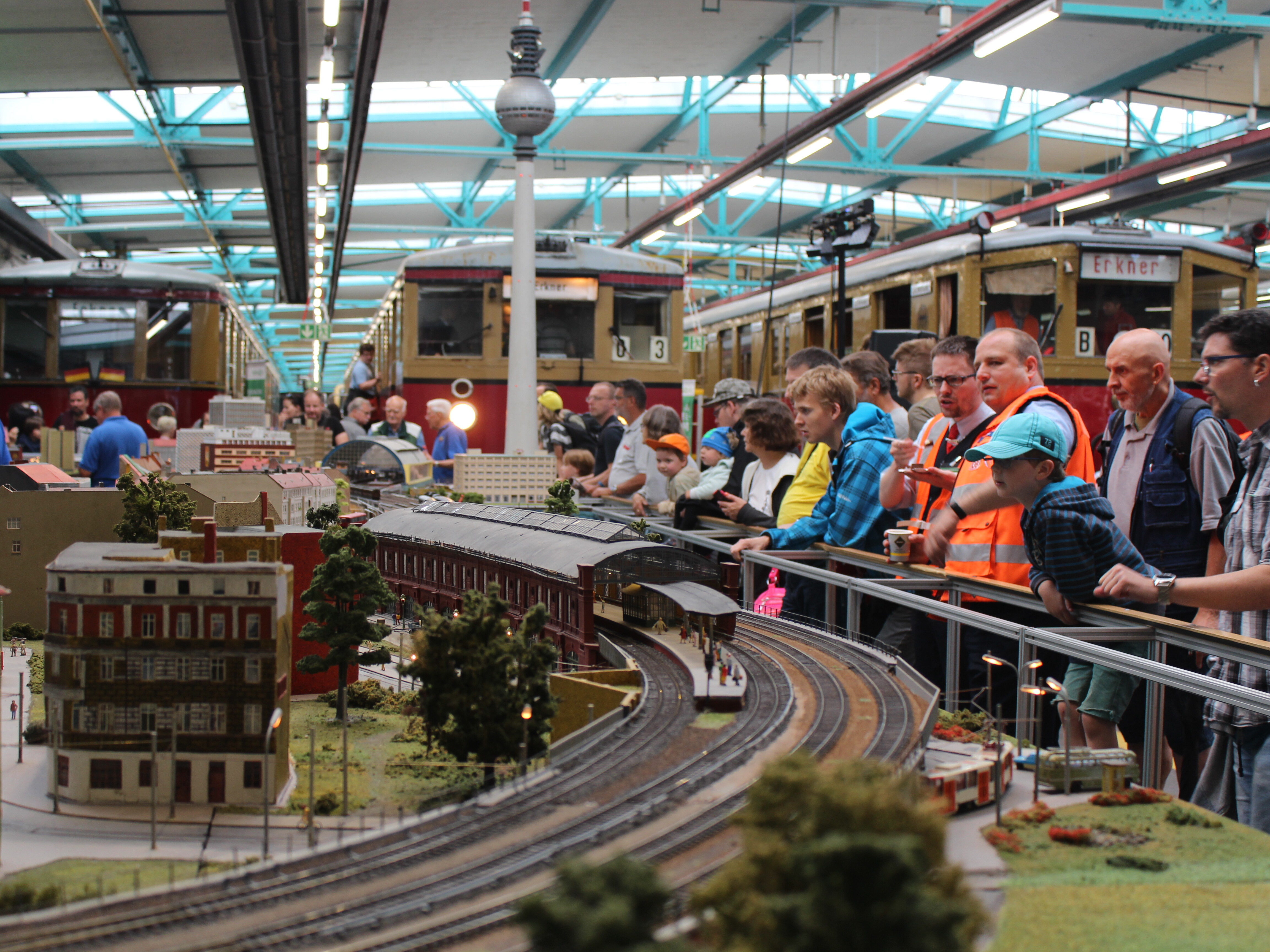 Modelbahn in S-Bahn-Werkshallen