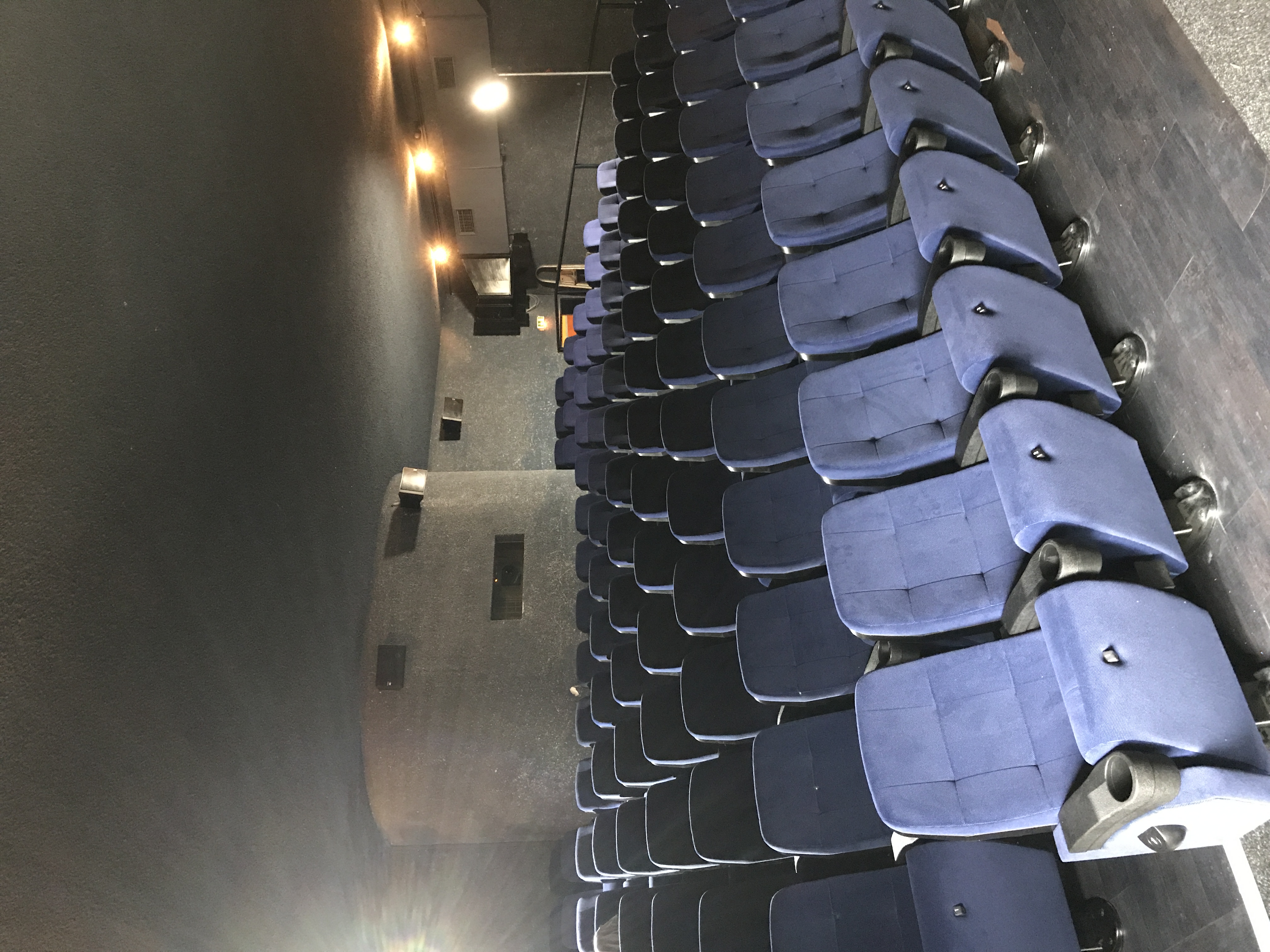 Kinosaal mit blauen Sitzen