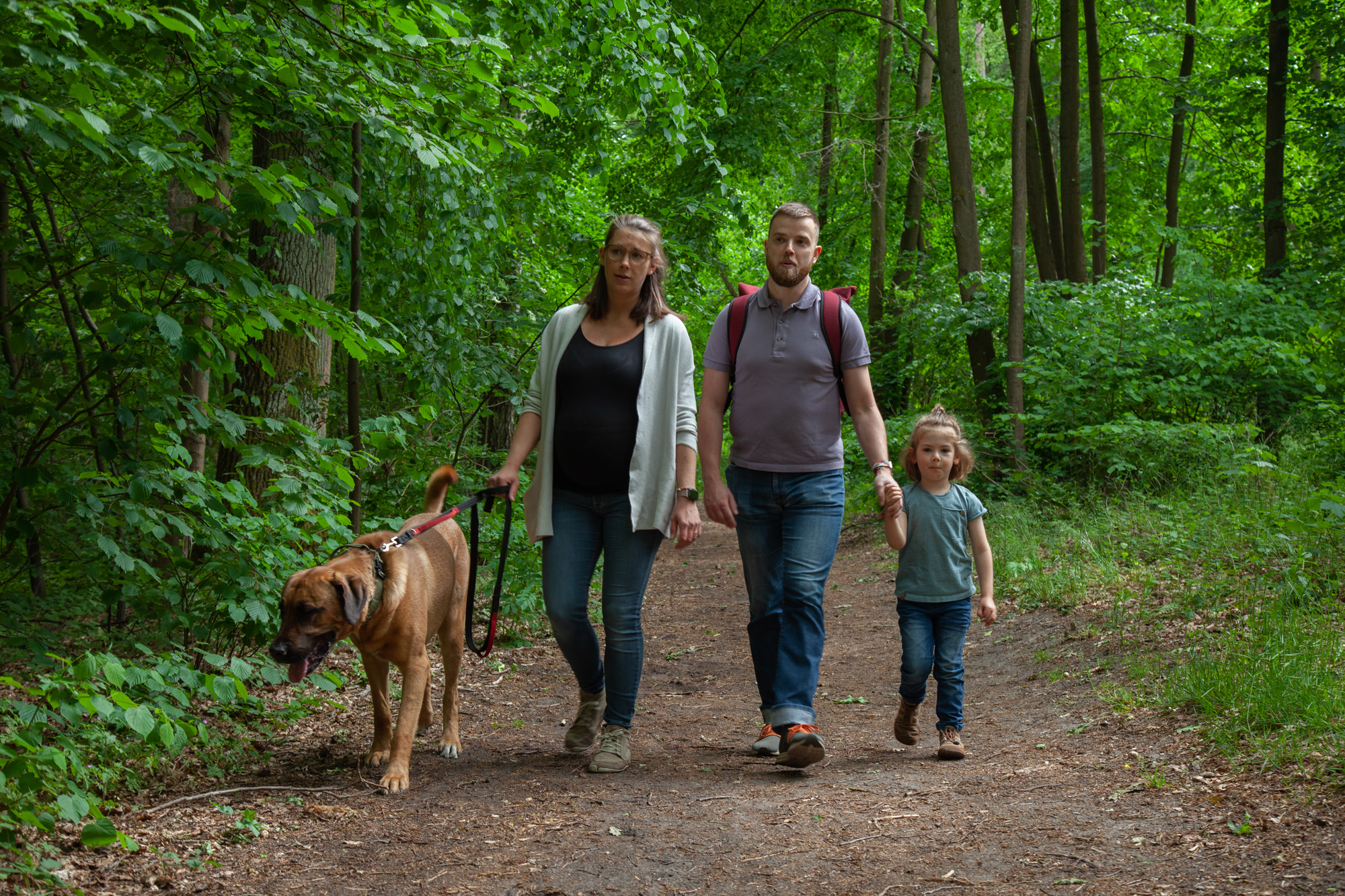 Wandernde Familie mit Hund