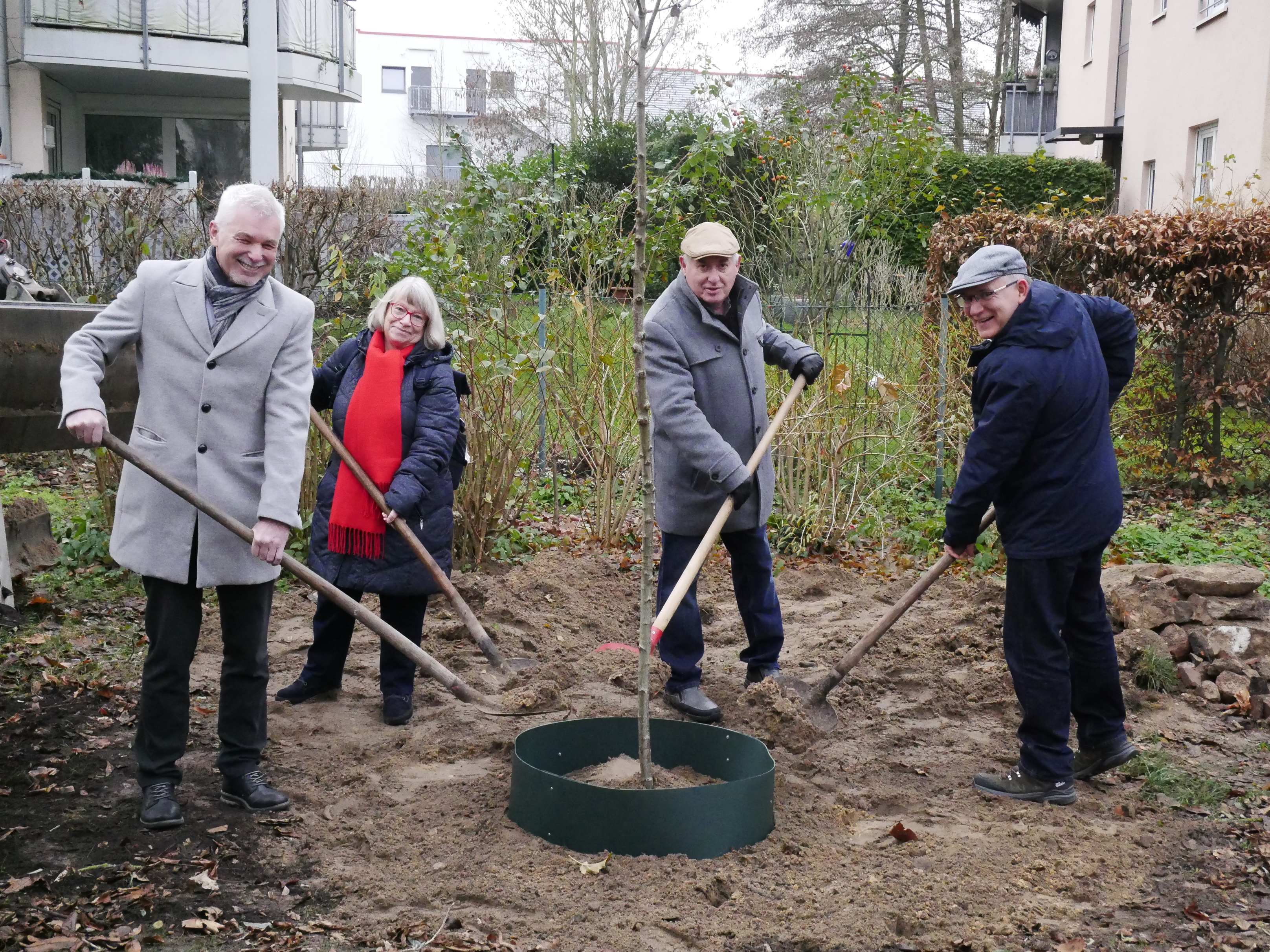 Griffen gemeinsam zur Schippe: Henryk Pilz, v. l. n. r., Bürgermeister der Stadt Erkner, Sigrun Seiz-Hendriks, Vorsitzende des Seniorenbeirates, Hans-Peter Hendriks, Vorsitzender des AWO-Ortsvereins Erkner und Christian Wende-Szepes, Geschäftsführender Vorstand des AWO-Kreisverbandes Fürstenwalde e. V. 