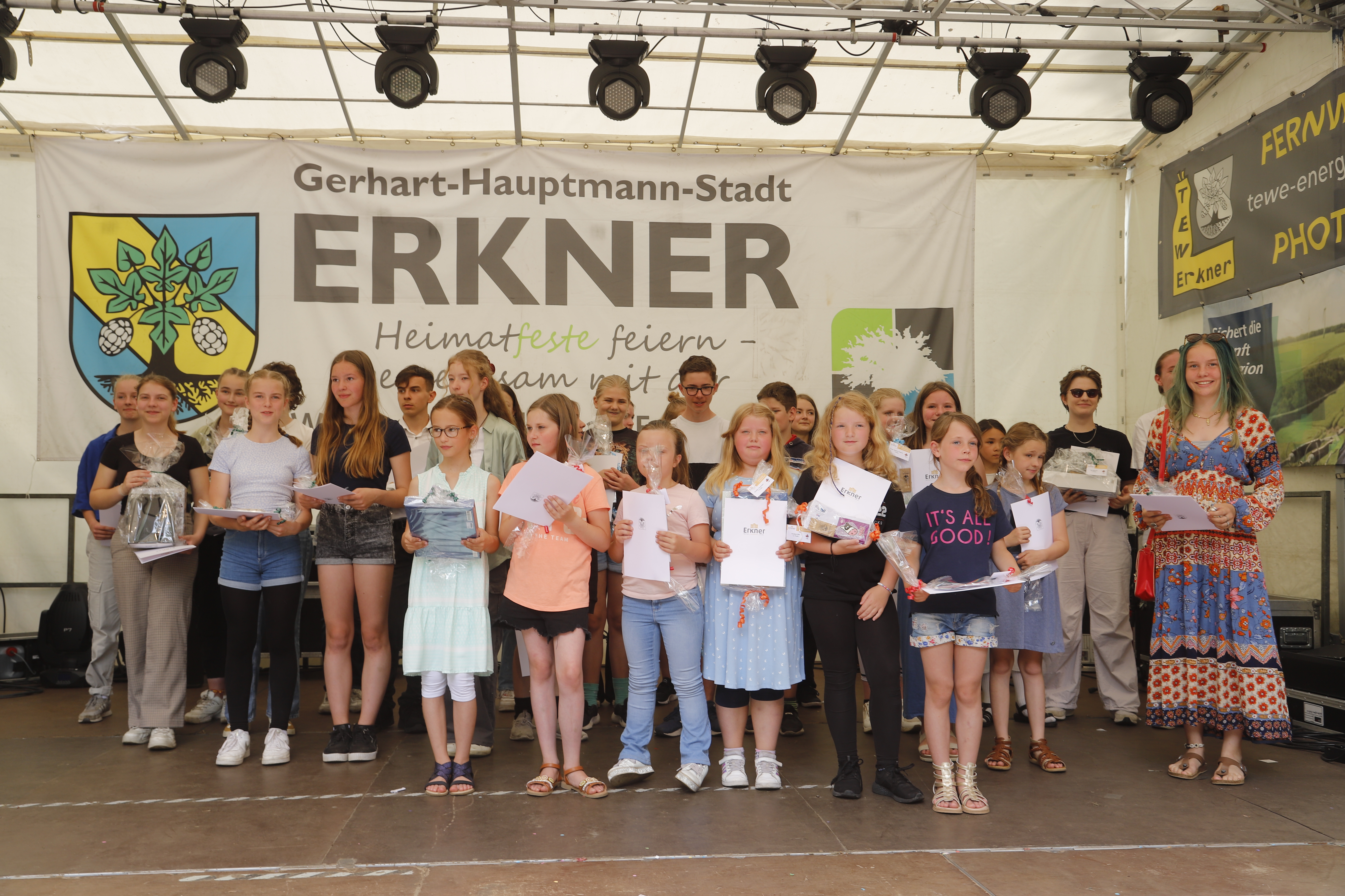 Kindergruppe auf Heimatfestbühne