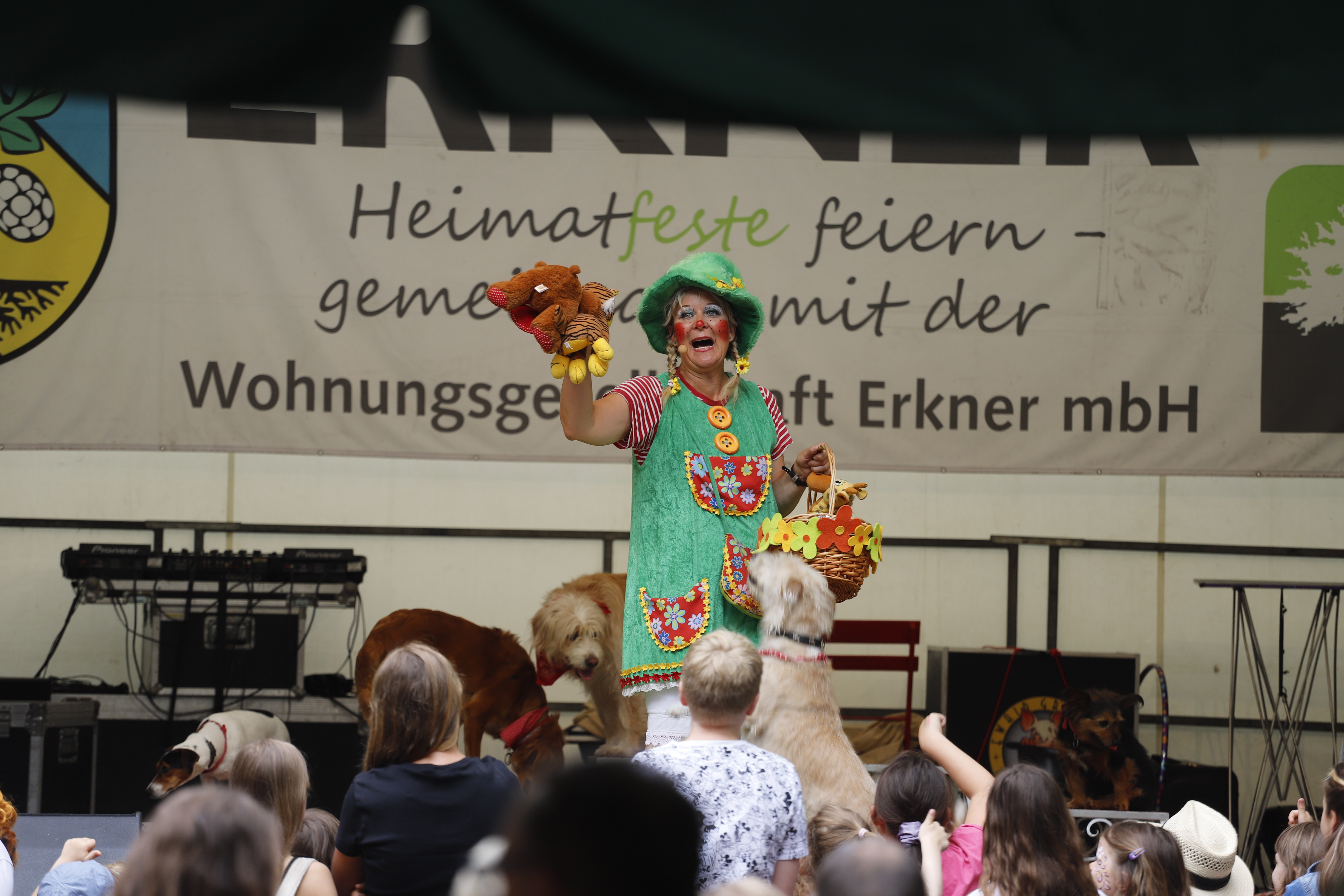 Clown mit Hunden auf Heimatfestbühne