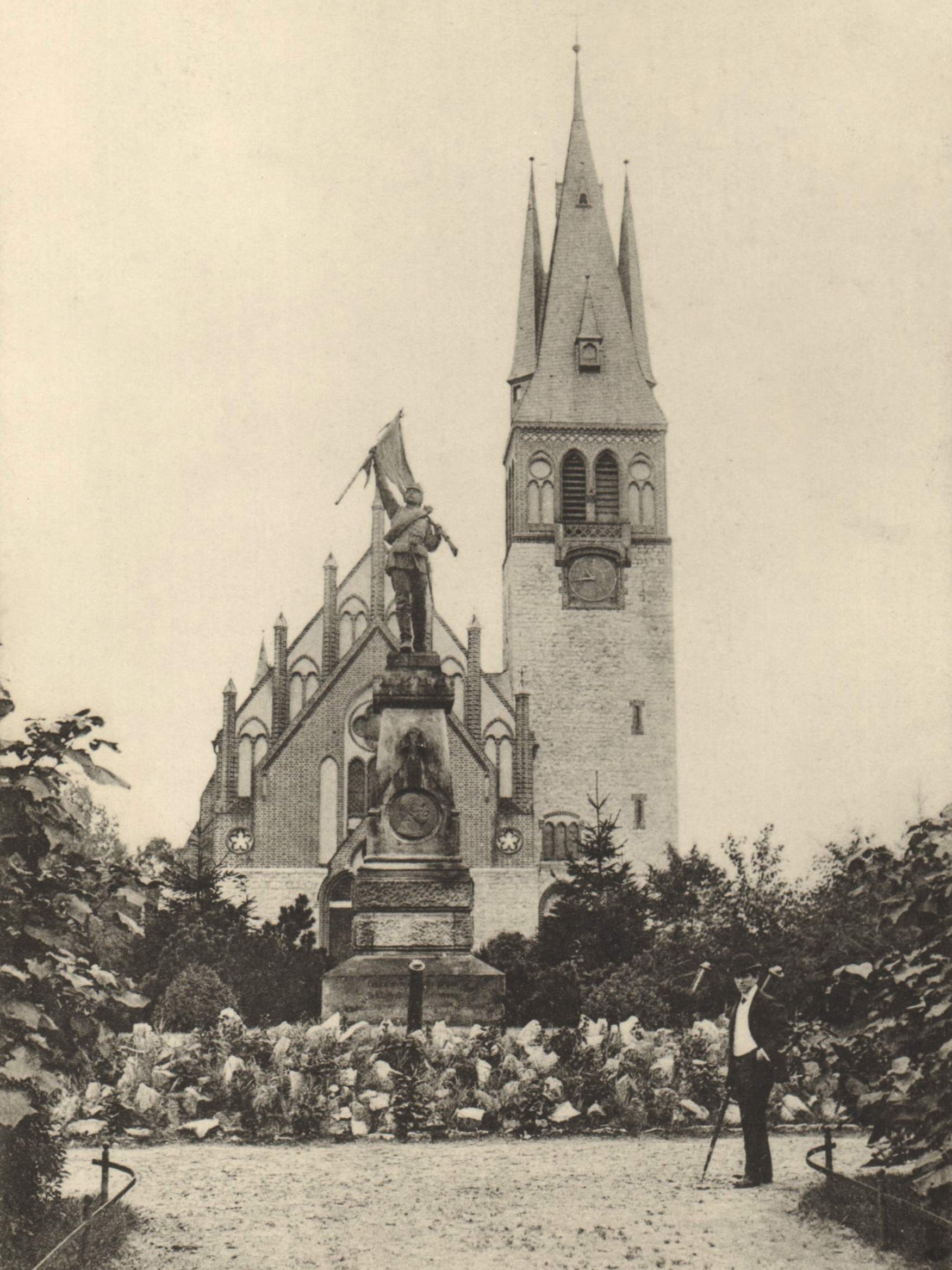 Historisches Foto Blick auf Kirche mit ehemaligem  Kriegerdenkmal