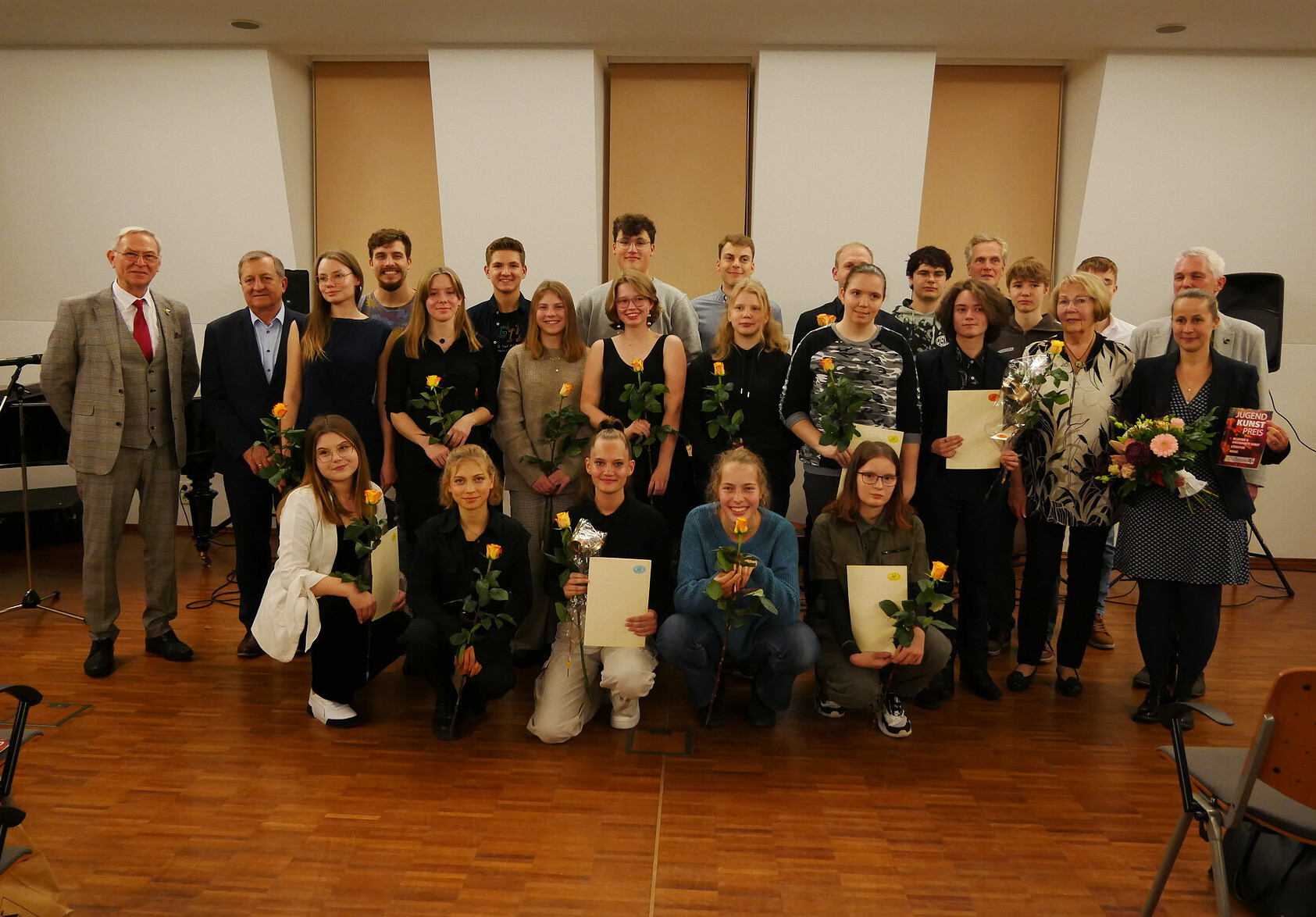 Gruppenbild der Preisträger des Jugendkunstpreises