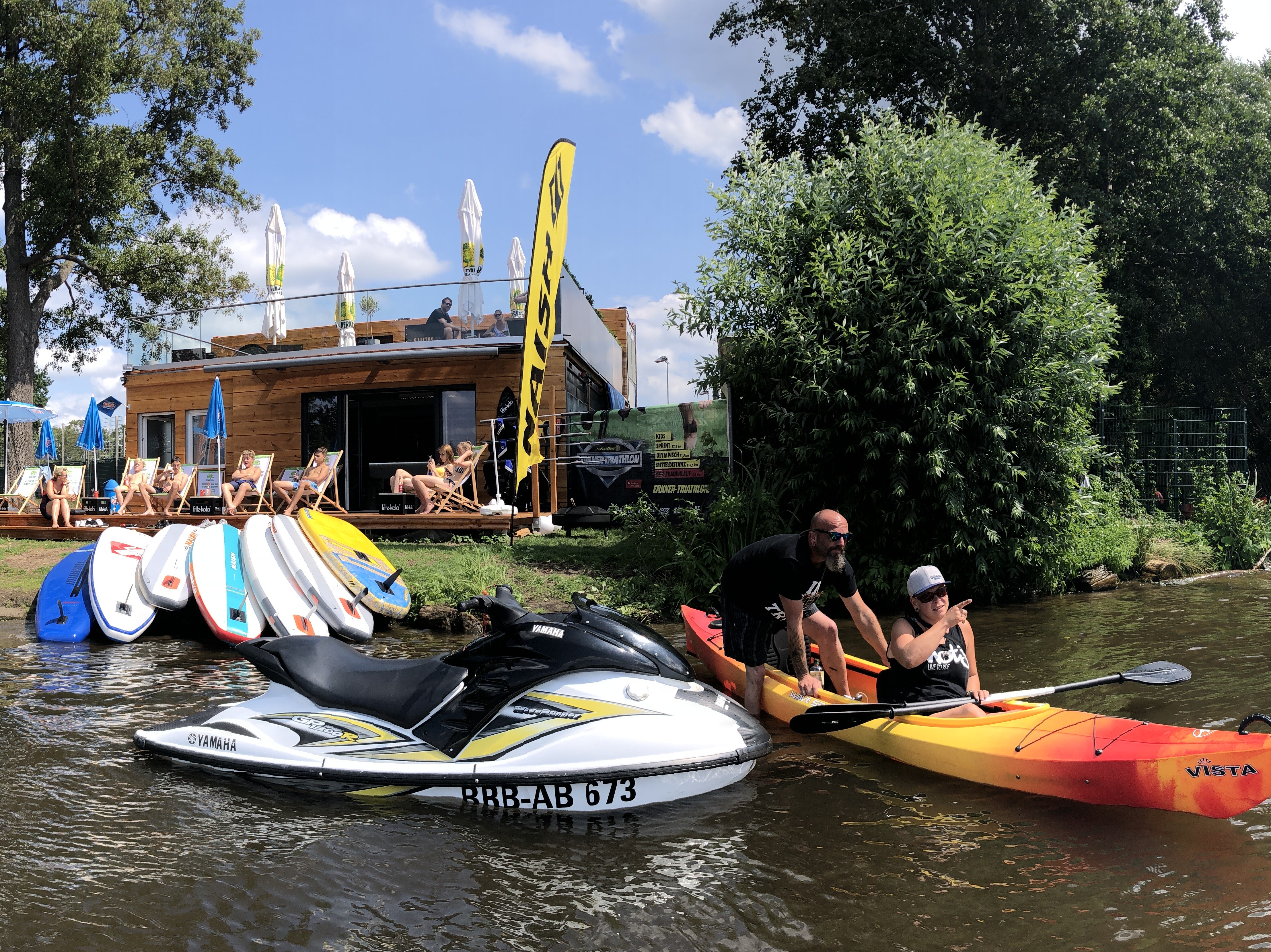 Badebar mit viele Stand up Paddling Boards
