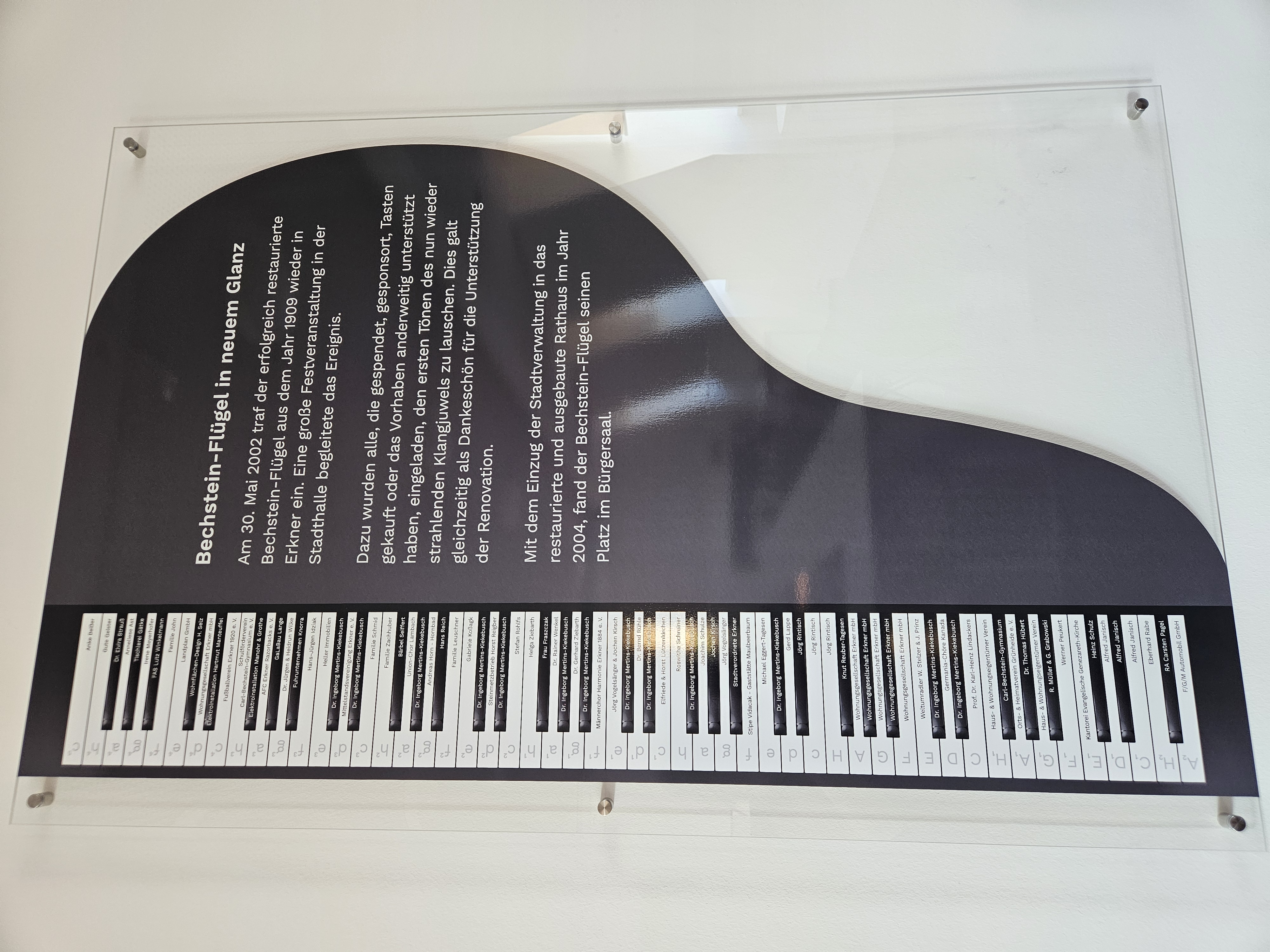 Die enthüllte Klaviatur mit den Namen der Spendenden im Bürgersaal Klaviatur Bechstein