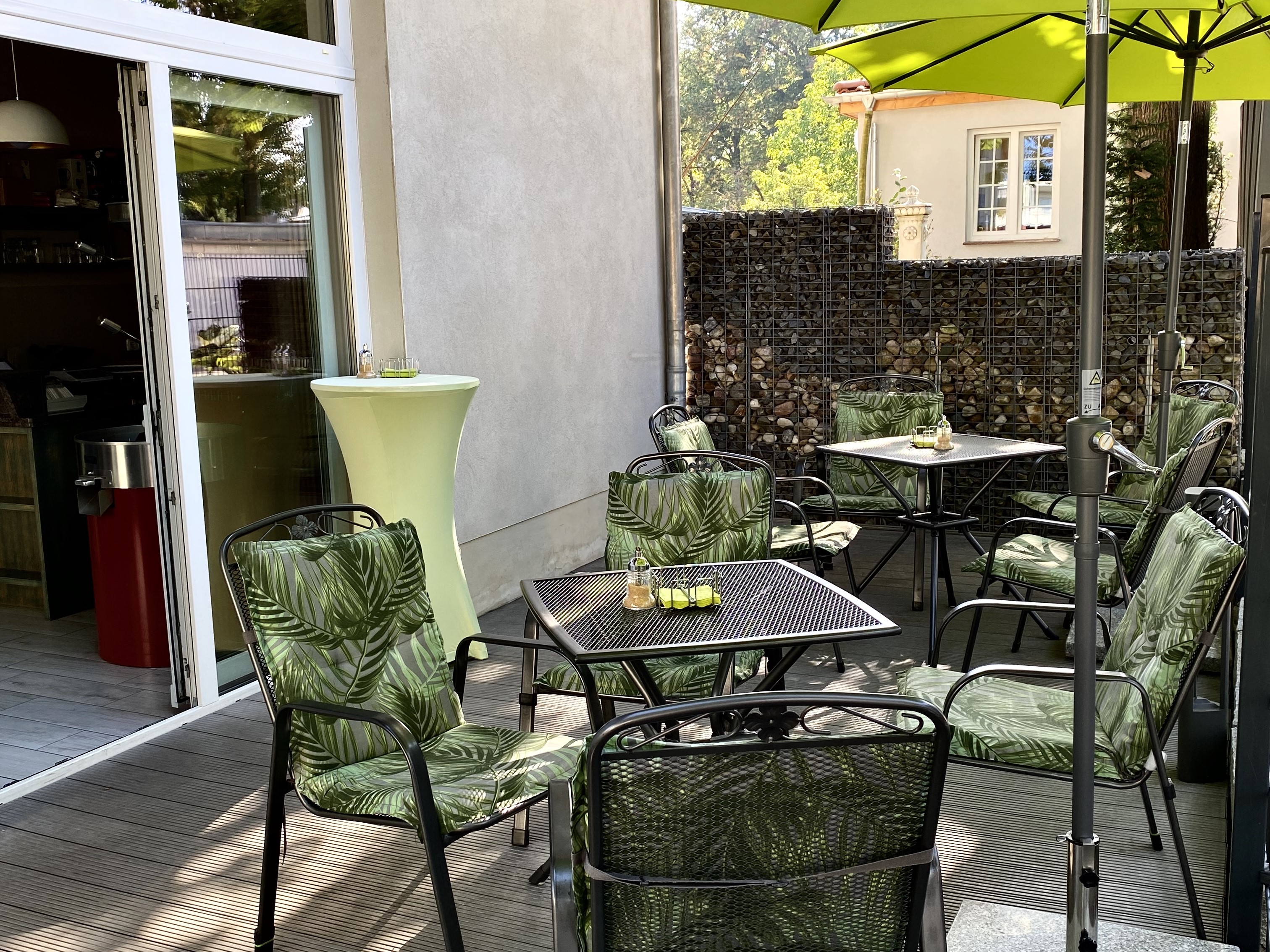 Terrasse mit Stühlen und Tischen